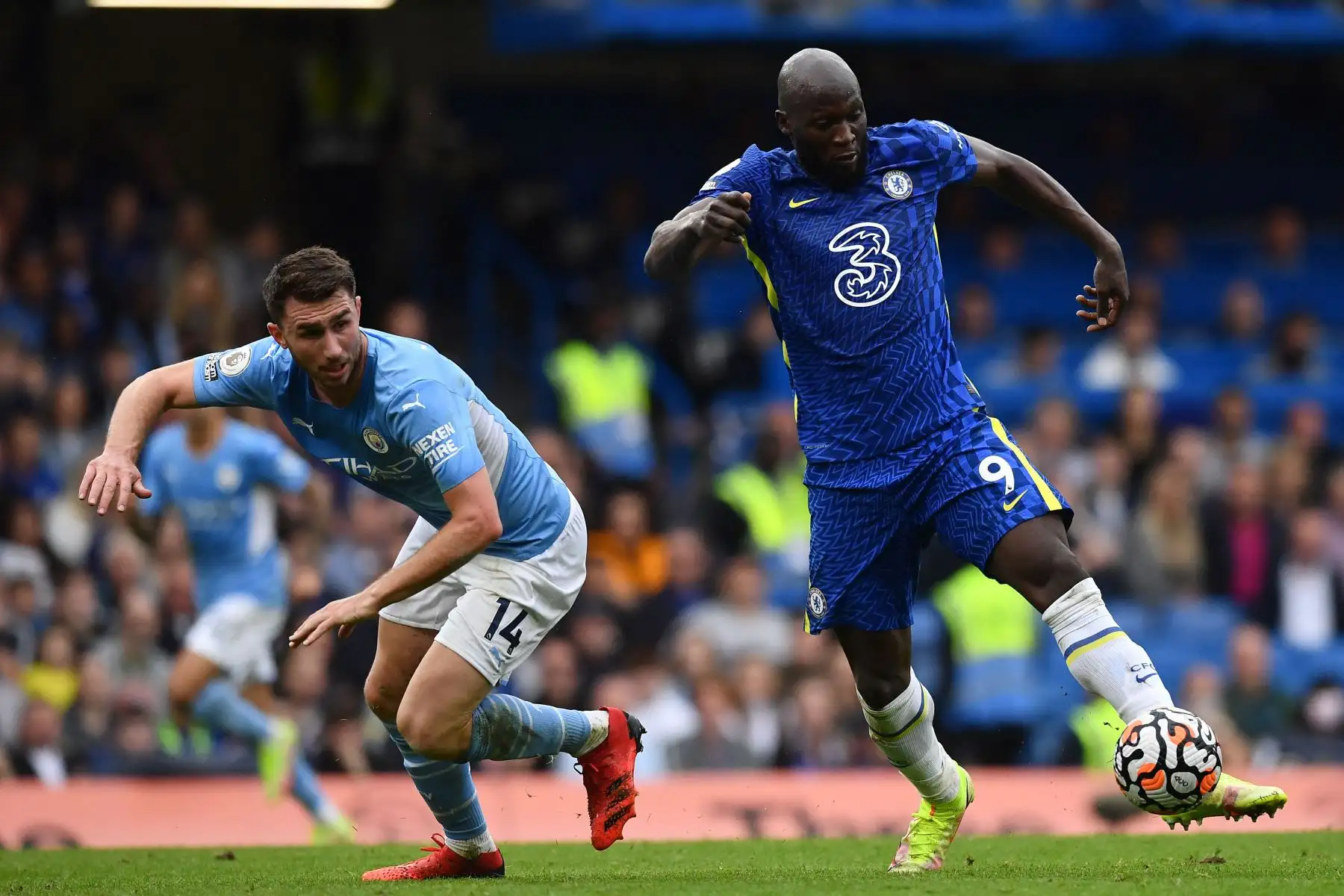 El defensor francés del Manchester City Aymeric Laporte compite con el delantero belga del Chelsea Romelu Lukaku durante el partido de fútbol de la Premier League inglesa entre el Chelsea y el Manchester City.
Foto: AFP