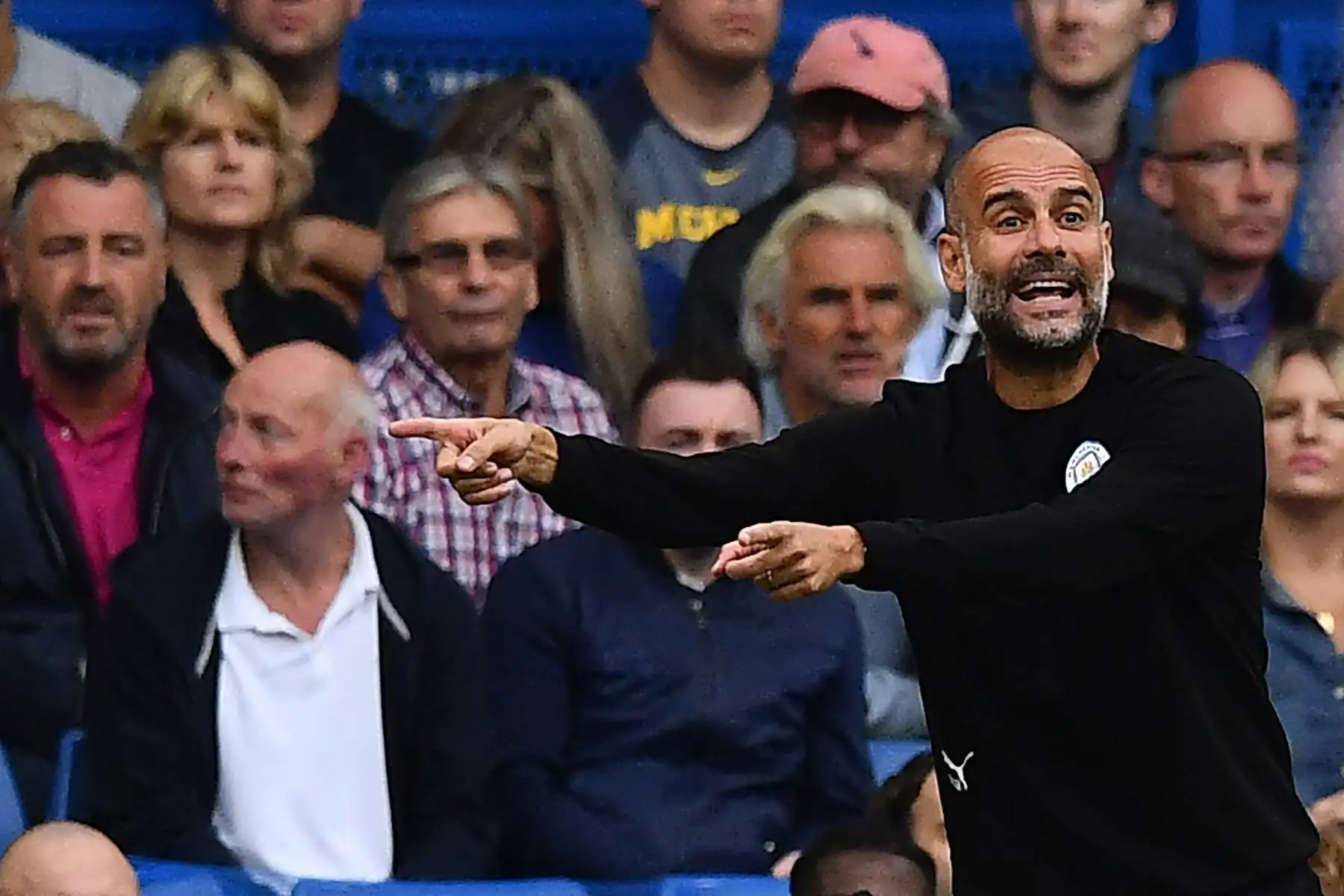 El técnico español del Manchester City, Pep Guardiola, hace gestos desde la banca durante el partido de fútbol de la Premier League inglesa entre el Chelsea y el Manchester City.
Foto: AFP