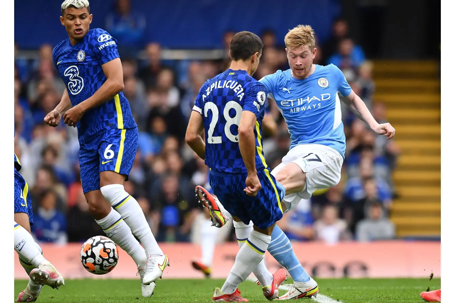 El centrocampista belga del Manchester City Kevin De Bruyne dispara al defensa español del Chelsea, César Azpilicueta, durante el partido de fútbol de la Premier League inglesa entre el Chelsea y el Manchester City.
Foto: AFP