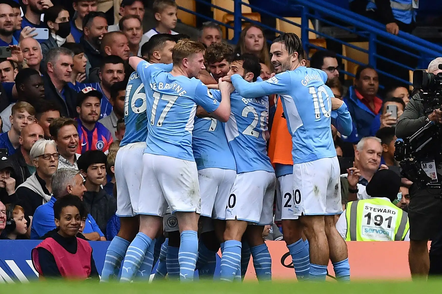 El delantero brasileño del Manchester City Gabriel Jesus celebra con sus compañeros de equipo después de marcar el gol de apertura de su equipo durante el partido de fútbol de la Premier League inglesa entre Chelsea y Manchester City.
Foto:  AFP