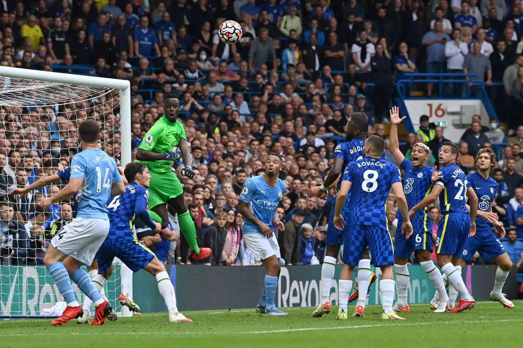 El defensor francés del Manchester City Benjamin Mendy se levanta para defender desde una esquina durante el partido de fútbol de la Premier League inglesa entre Chelsea y Manchester City.
Foto: AFP
