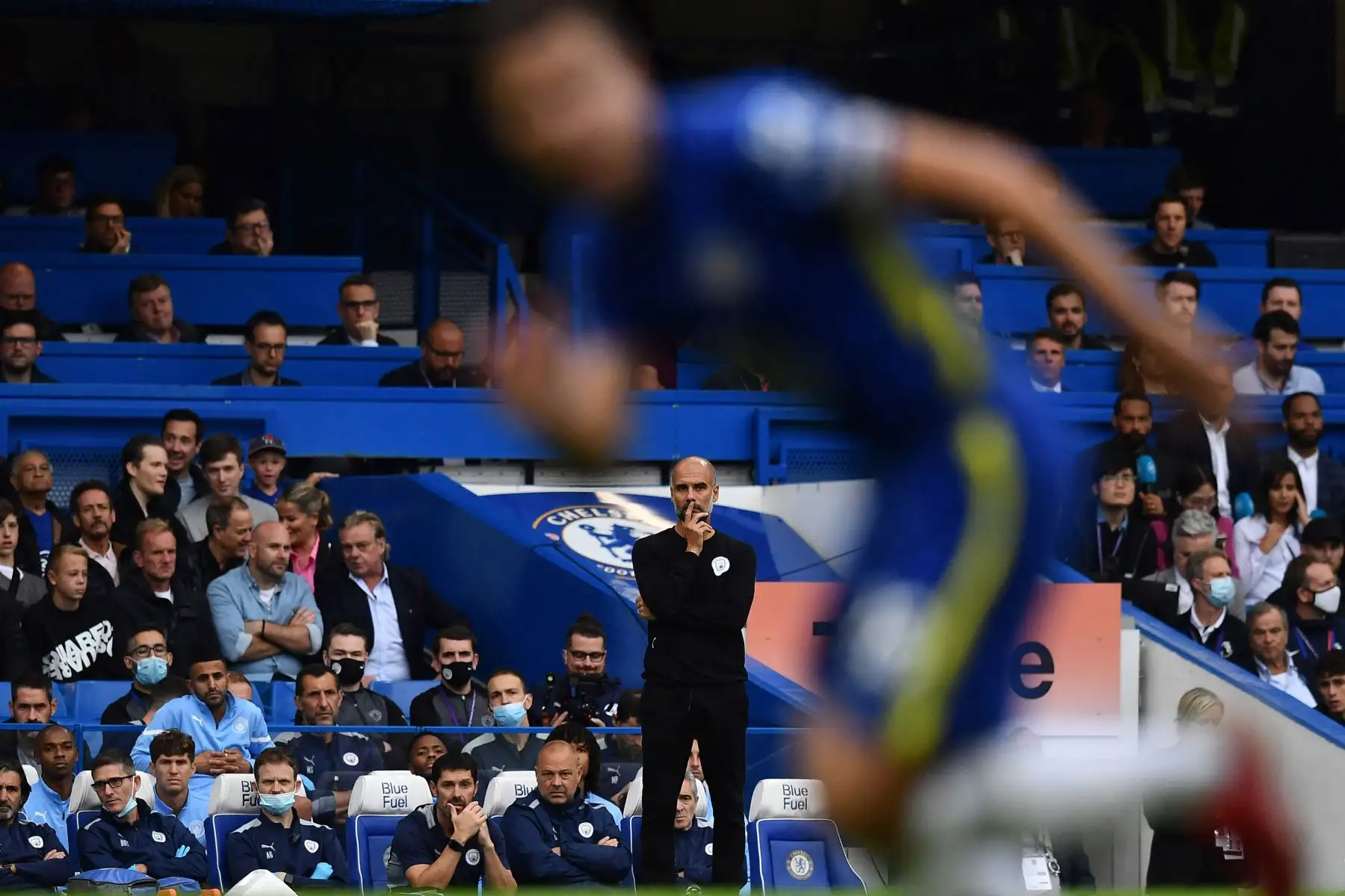 El técnico español del Manchester City, Pep Guardiola, mira desde el lateral durante el partido de fútbol de la Premier League inglesa entre el Chelsea y el Manchester City. 
Foto: AFP