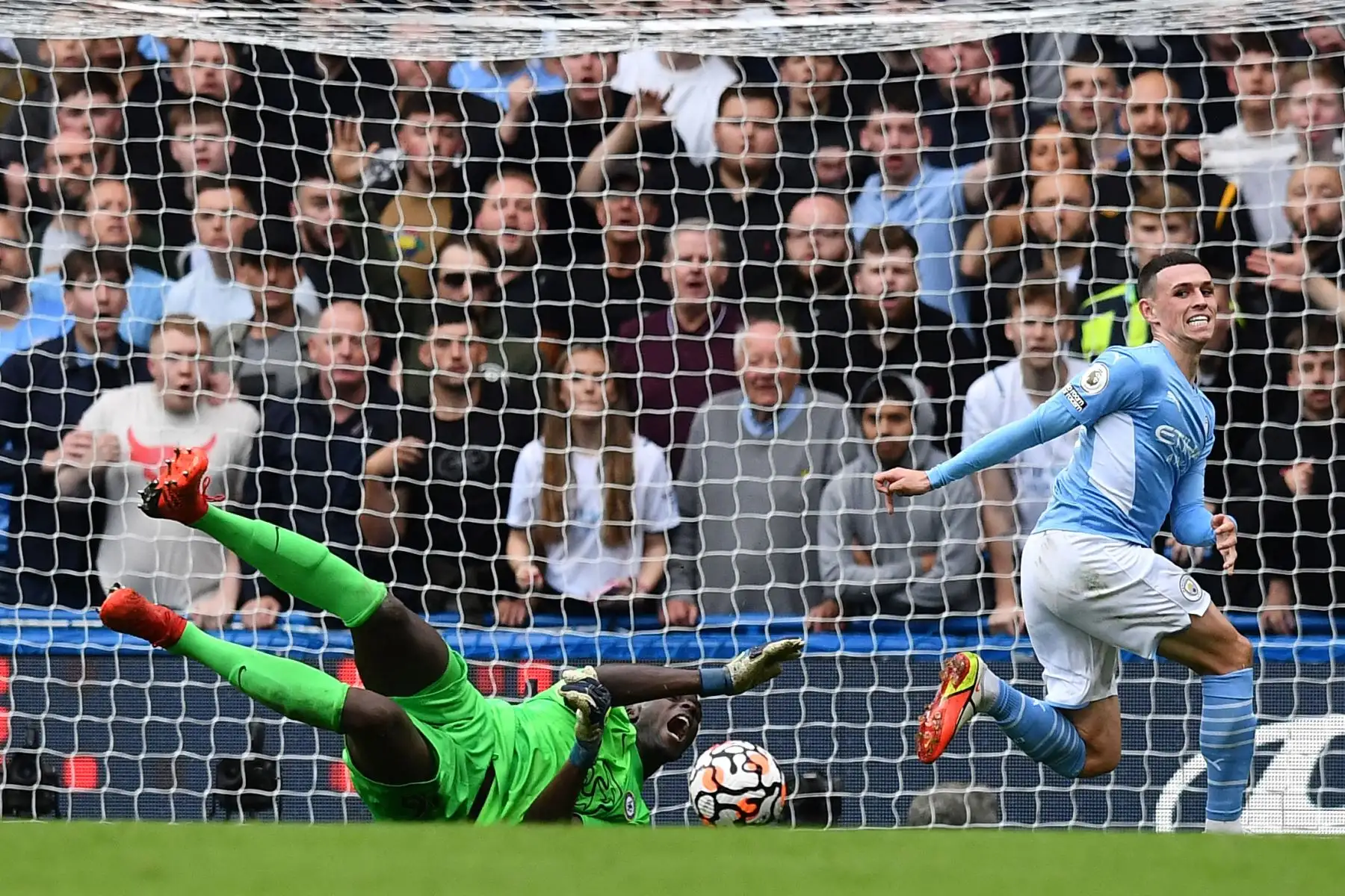 El portero senegalés nacido en Francia del Chelsea, Edouard Mendy, Salva un disparo del mediocampista inglés del Manchester City Phil Foden durante el partido de fútbol de la Premier League inglesa entre el Chelsea y el Manchester City.
Foto: AFP