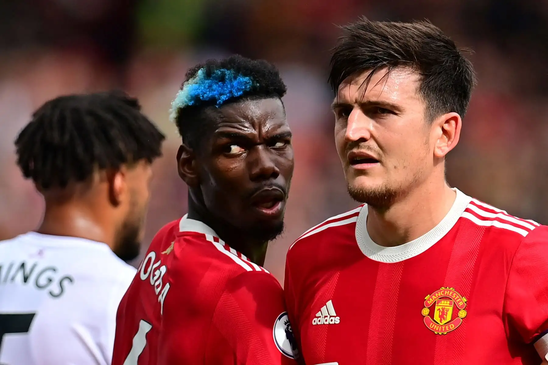 El centrocampista francés del Manchester United Paul Pogba y el defensor inglés del Manchester United Harry Maguire colocan el muro delante de un tiro libre de Villa durante el partido de fútbol de la Premier League inglesa entre el Manchester United y el Aston Villa. Foto : AFP