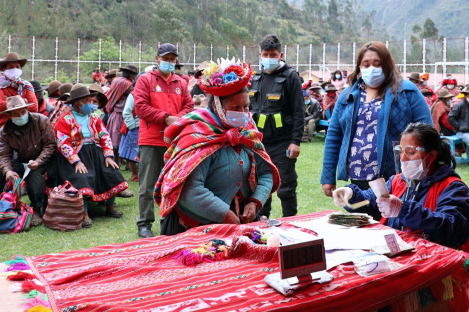 Cerca de 400 adultos mayores usuarios del programa Pensión 65 del Ministerio de Desarrollo e Inclusión Social, que viven en diez caseríos aledaños al distrito de Lares, en el Cusco, recibieron su subsidio económico de julio-agosto, así como el apoyo económico Yanapay Perú. Foto: ANDINA/difusión.