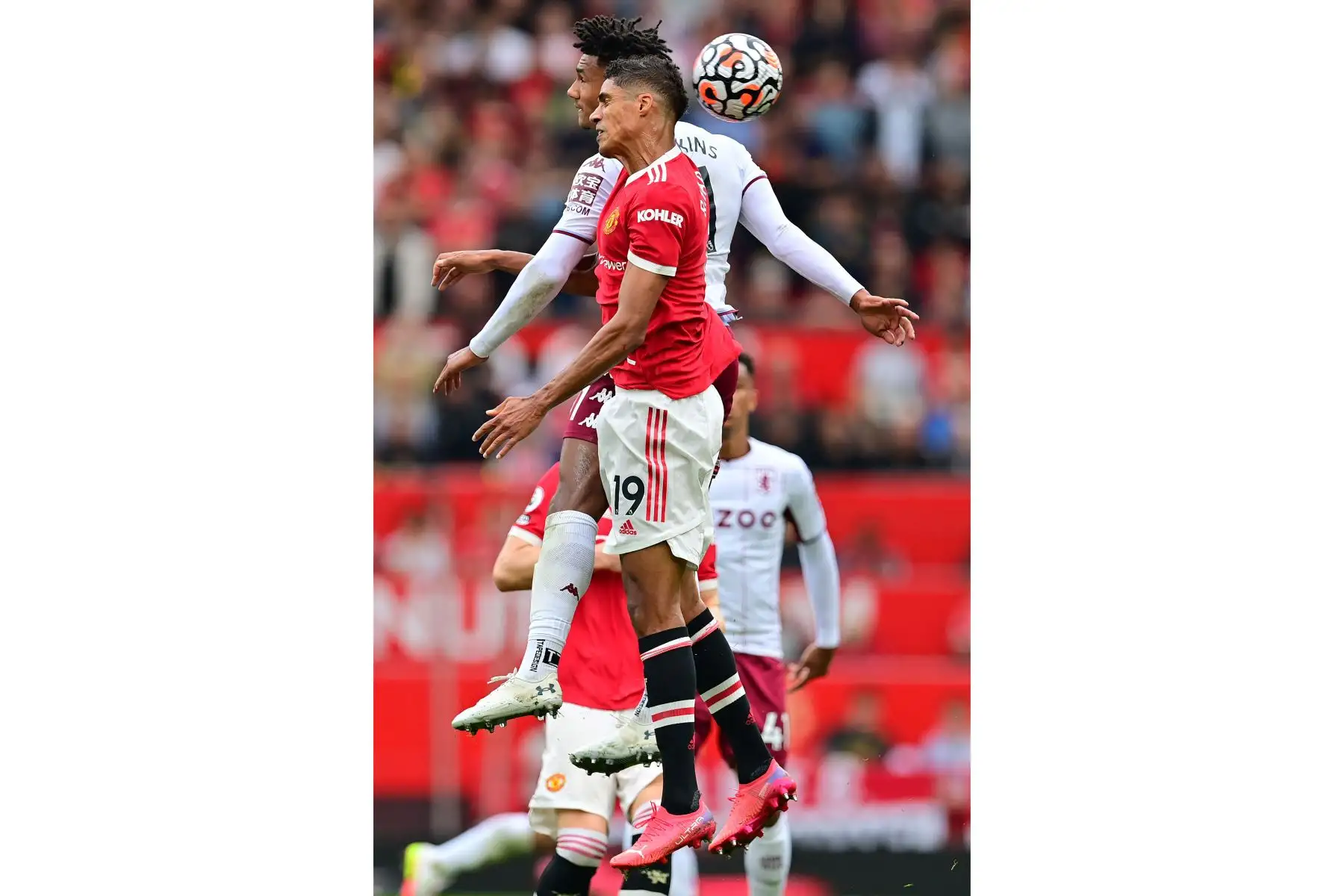 El defensor francés del Manchester United, Raphael Varane, compite con el delantero inglés del Aston Villa, Ollie Watkins, para cabecear el balón durante el partido de fútbol de la Premier League inglesa entre el Manchester United y el Aston Villa.
Foto: AFP