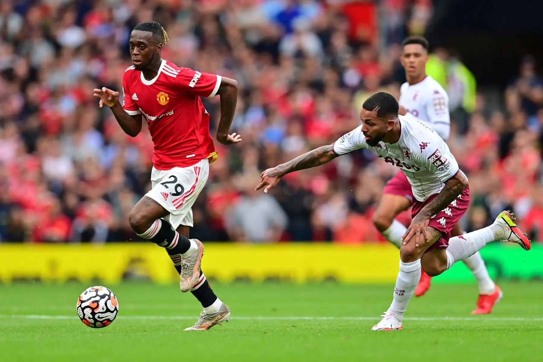 El defensor inglés del Manchester United Aaron Wan-Bissaka supera al mediocampista brasileño del Aston Villa Douglas Luiz durante el partido de fútbol de la Premier League inglesa entre el Manchester United y el Aston Villa. Foto: AFP