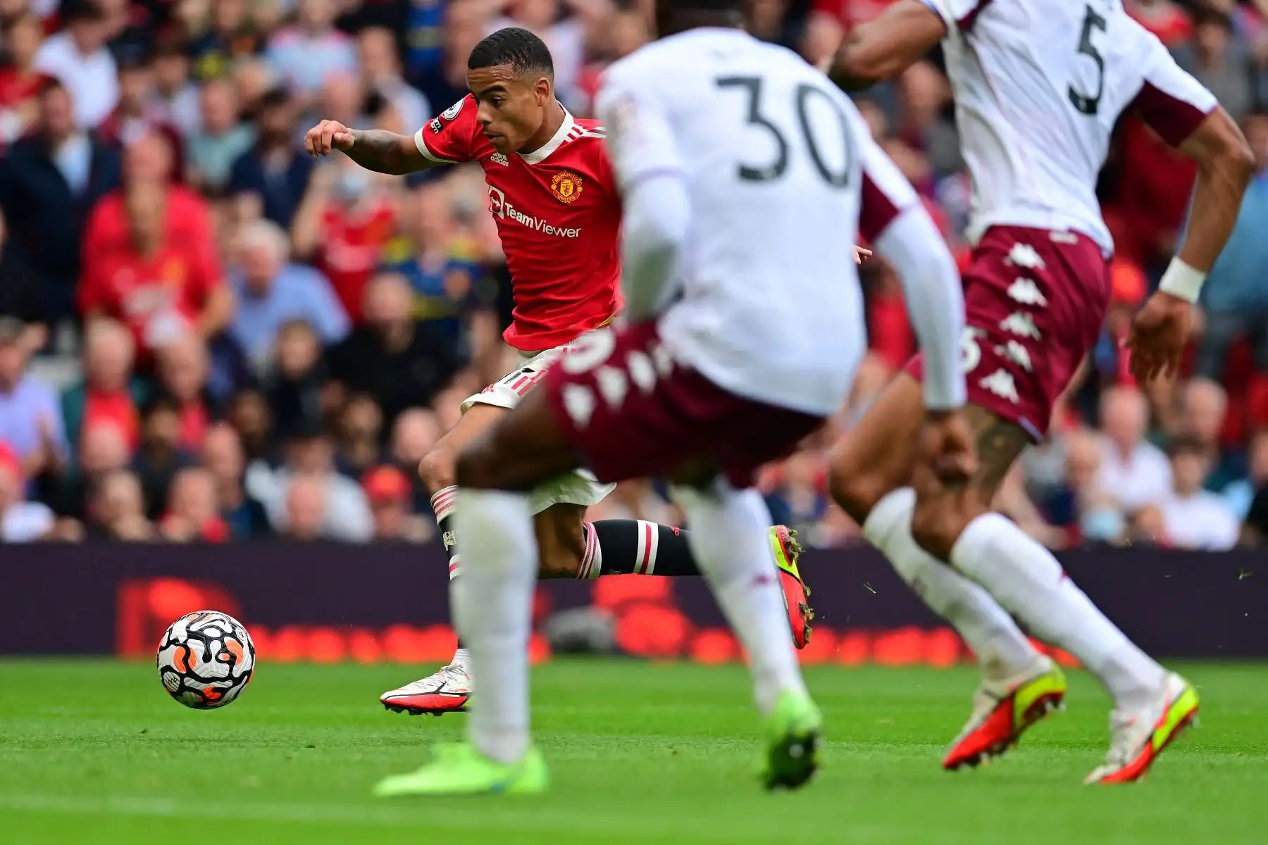 El delantero inglés del Manchester United, Mason Greenwood, Corre con el balón durante el partido de fútbol de la Premier League inglesa entre el Manchester United y el Aston Villa.
Foto: AFP