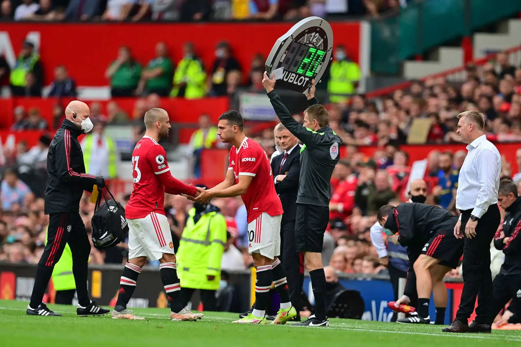 El defensa inglés del Manchester United Luke Shaw abandona el terreno de juego después de ser sustituido por el defensor portugués del Manchester United Diogo Dalot durante el partido de fútbol de la Premier League inglesa entre el Manchester United y el Aston Villa.
Foto: AFP