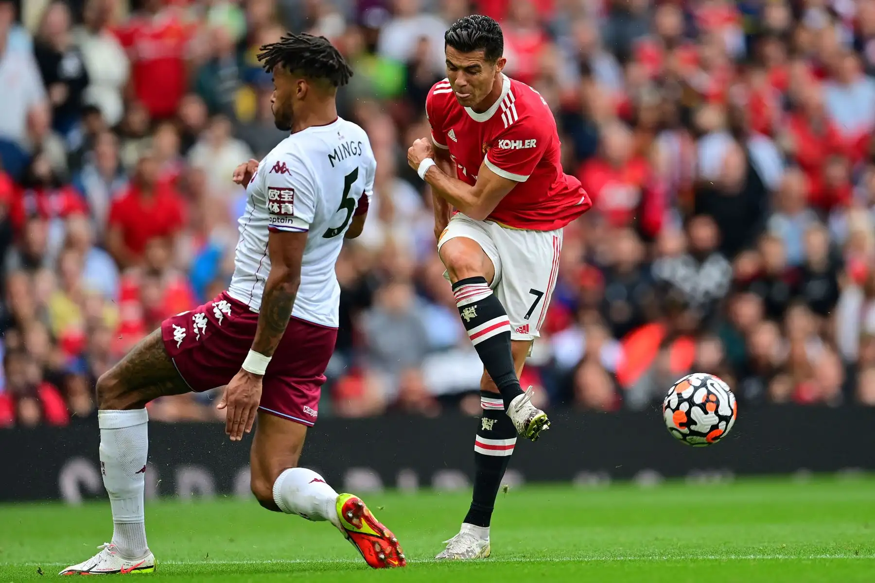El defensa inglés del Aston Villa, Tyrone Mings, Bloquea un disparo del delantero portugués del Manchester United, Cristiano Ronaldo, durante el partido de fútbol de la Premier League inglesa entre el Manchester United y el Aston Villa.
Foto: AFP