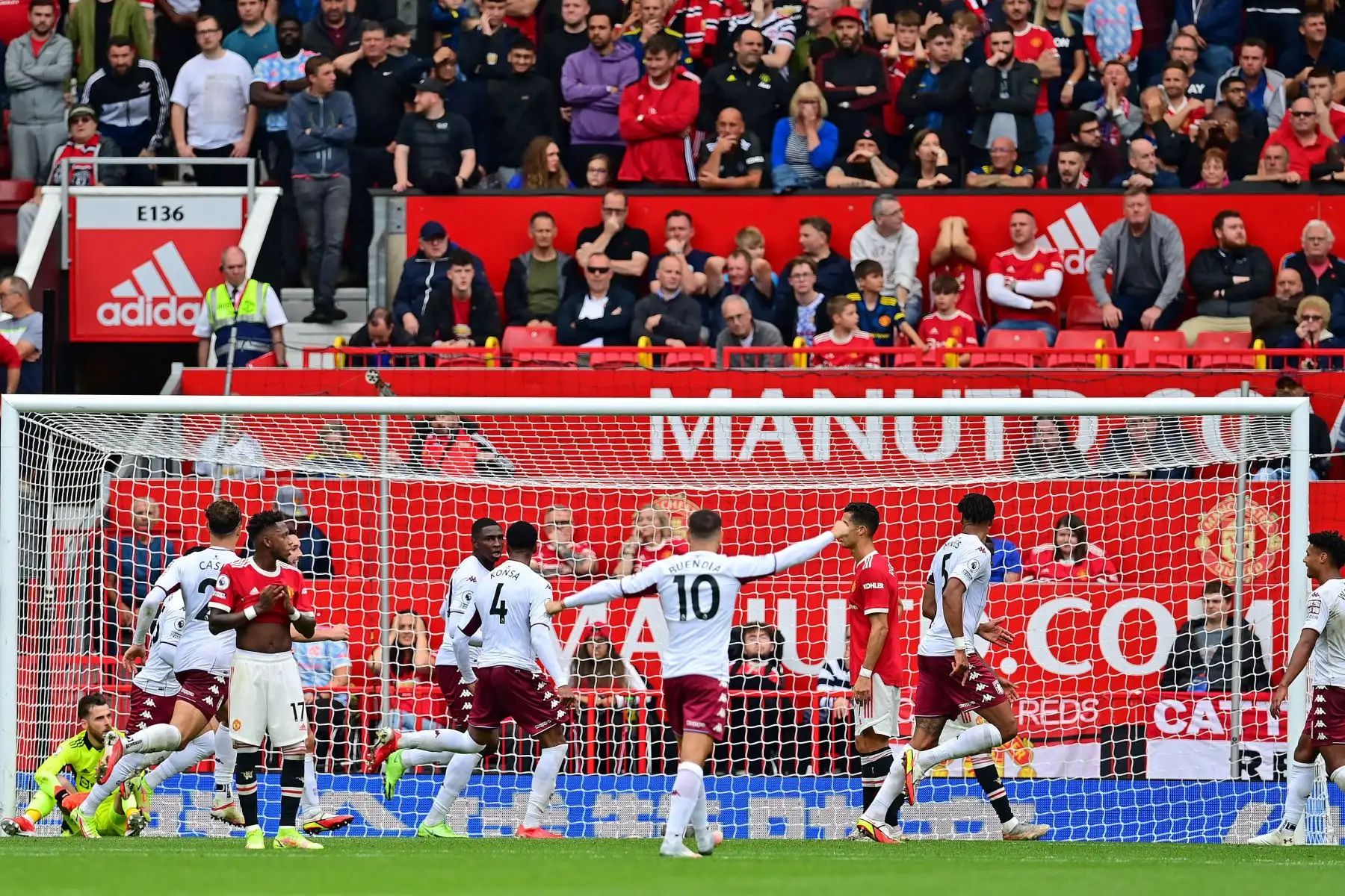 El portero español del Manchester United David de Gea reacciona como el defensor inglés del Aston Villa Kortney Hause celebra anotando el gol de apertura durante el partido de fútbol de la Premier League inglesa entre el Manchester United y el Aston Villa.
Foto: AFP