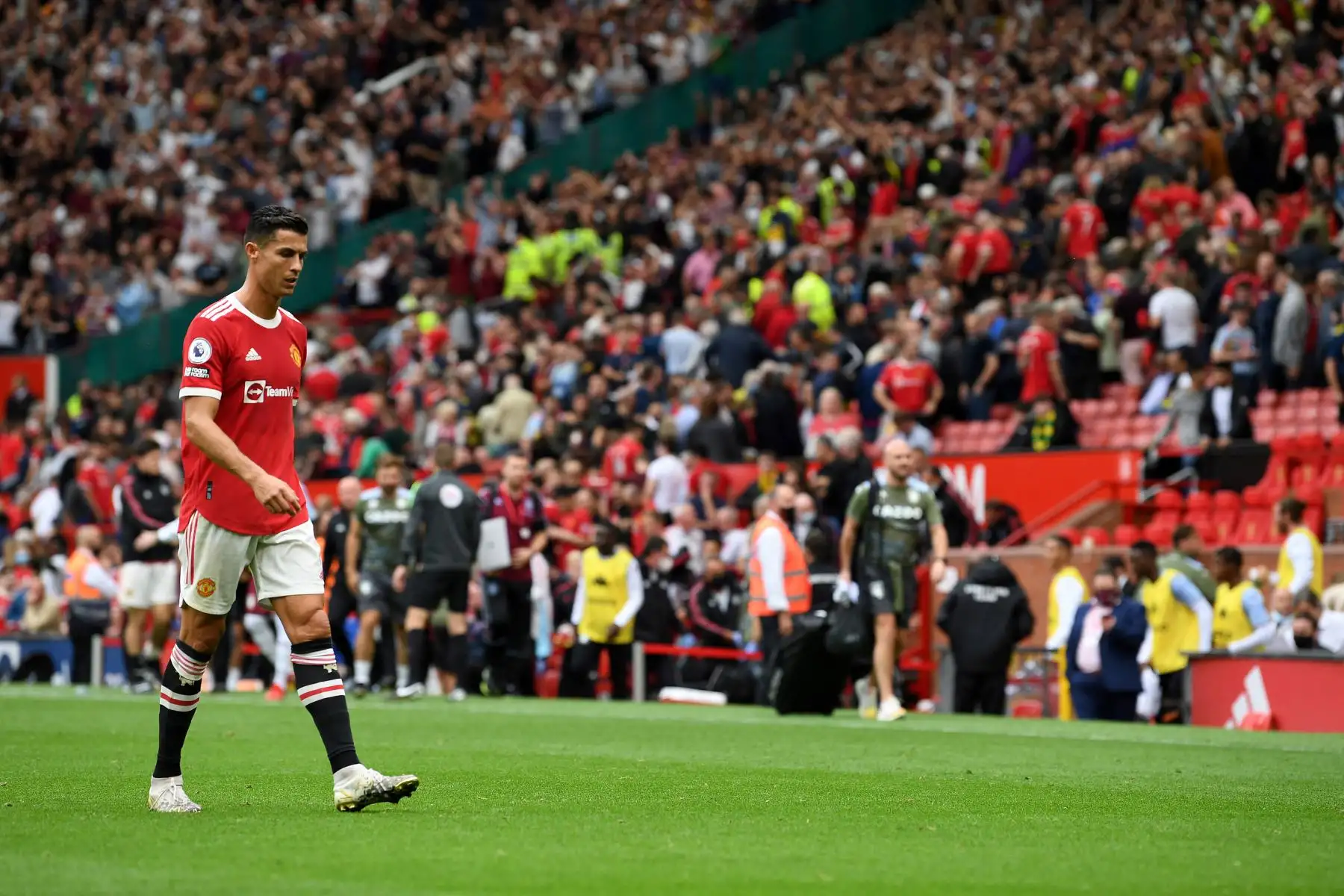 El delantero portugués del Manchester United, Cristiano Ronaldo, sale de la cancha después del pitazo final durante el partido de fútbol de la Premier League inglesa entre el Manchester United y el Aston Villa.
Foto: AFP