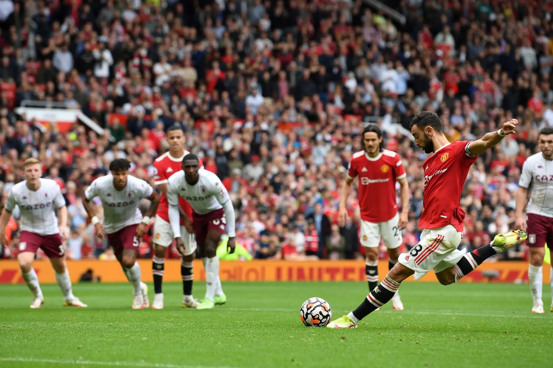 El centrocampista portugués del Manchester United, Bruno Fernandes, dispara desde el punto de penalti pero no logra anotar durante el partido de fútbol de la Premier League inglesa entre el Manchester United y el Aston Villa.
Foto: AFP