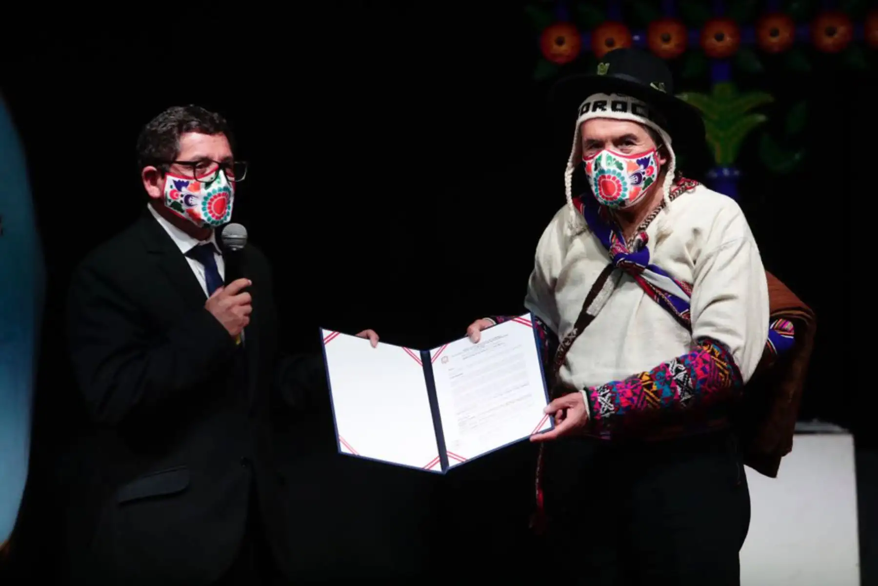 El ministro Ciro Gálvez, asistió al Cine Teatro Municipal, donde se realizó una ceremonia especial para la entrega de reconocimientos a los principales exponentes de distintas expresiones artísticas de Ayacucho. Foto: ANDINA/ Ministerio de Cultura