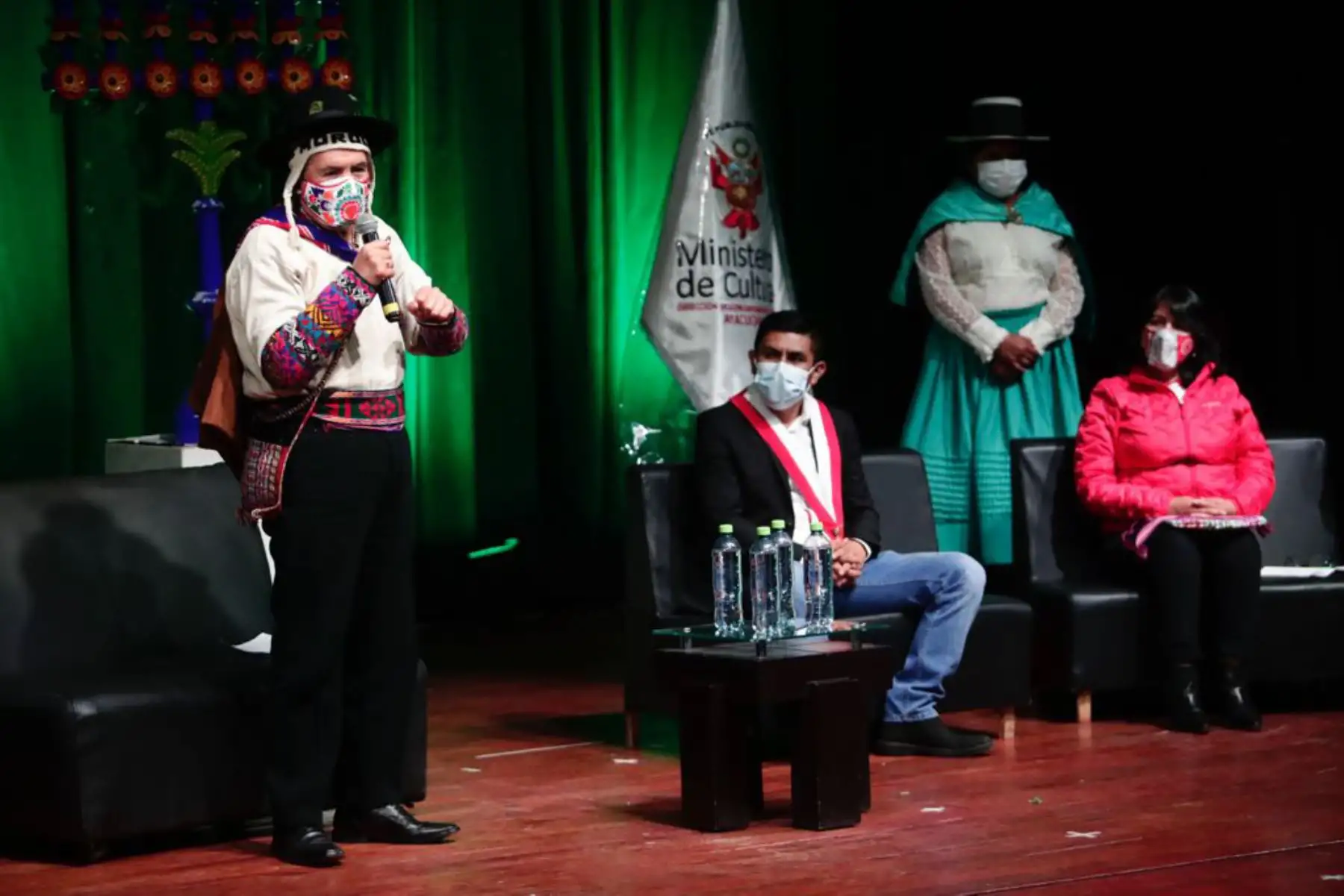 El ministro Ciro Gálvez, asistió al Cine Teatro Municipal, donde se realizó una ceremonia especial para la entrega de reconocimientos a los principales exponentes de distintas expresiones artísticas de Ayacucho. Foto: ANDINA/ Ministerio de Cultura