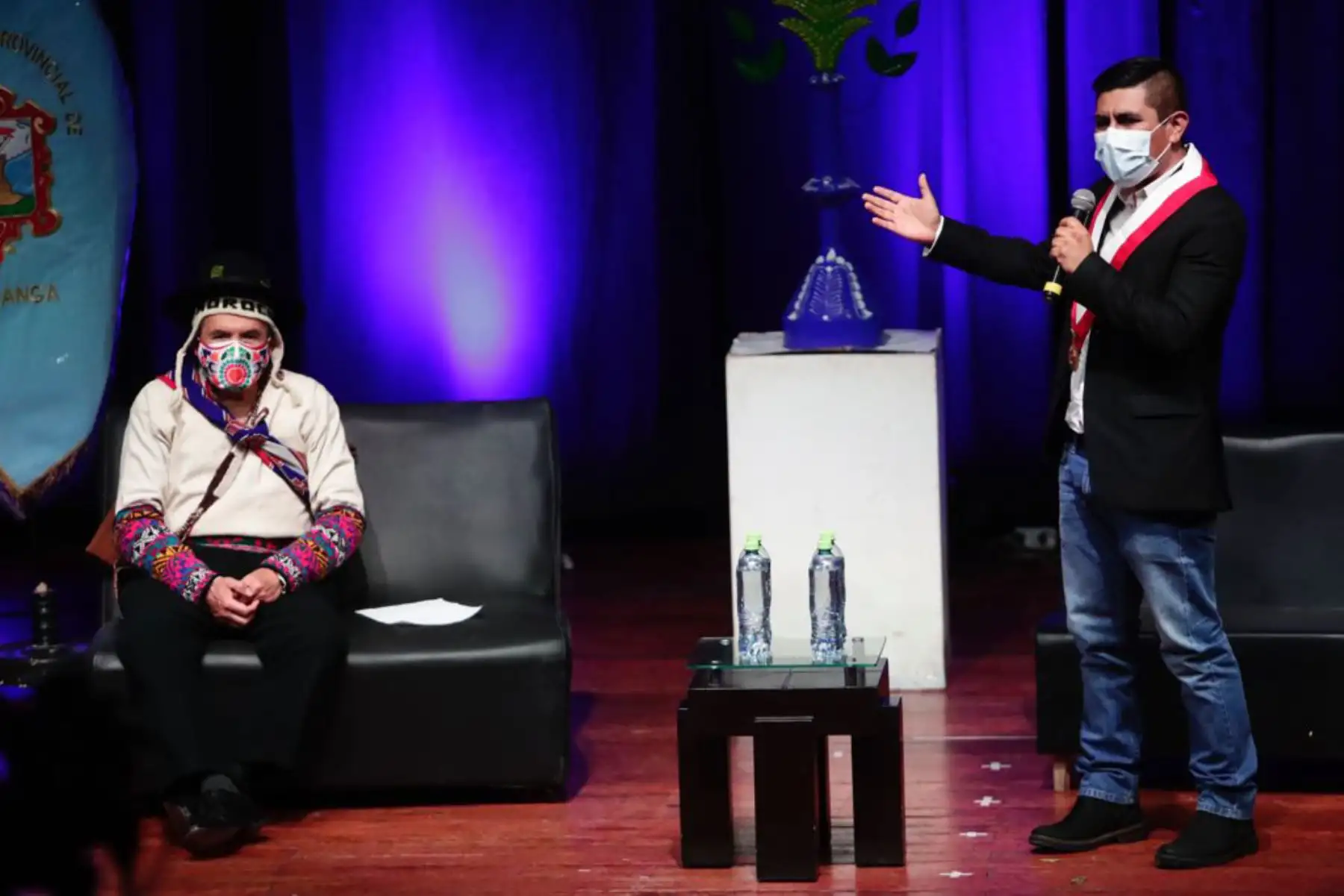 El ministro Ciro Gálvez, asistió al Cine Teatro Municipal, donde se realizó una ceremonia especial para la entrega de reconocimientos a los principales exponentes de distintas expresiones artísticas de Ayacucho. Foto: ANDINA/ Ministerio de Cultura