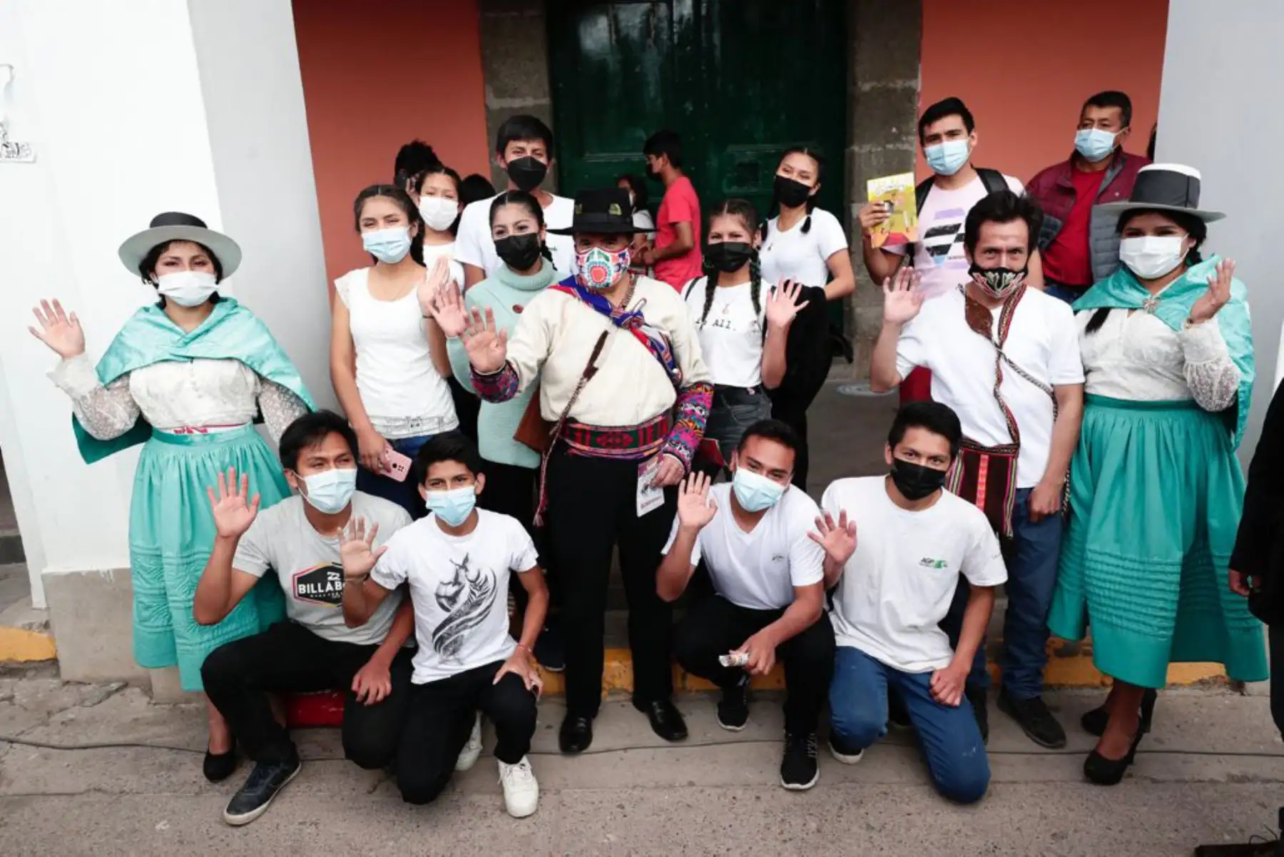 Ciro Gálvez Ministro de Cultura, entrega reconocimiento a destacados exponentes de la cultura en Ayacucho.
Foto Difusión