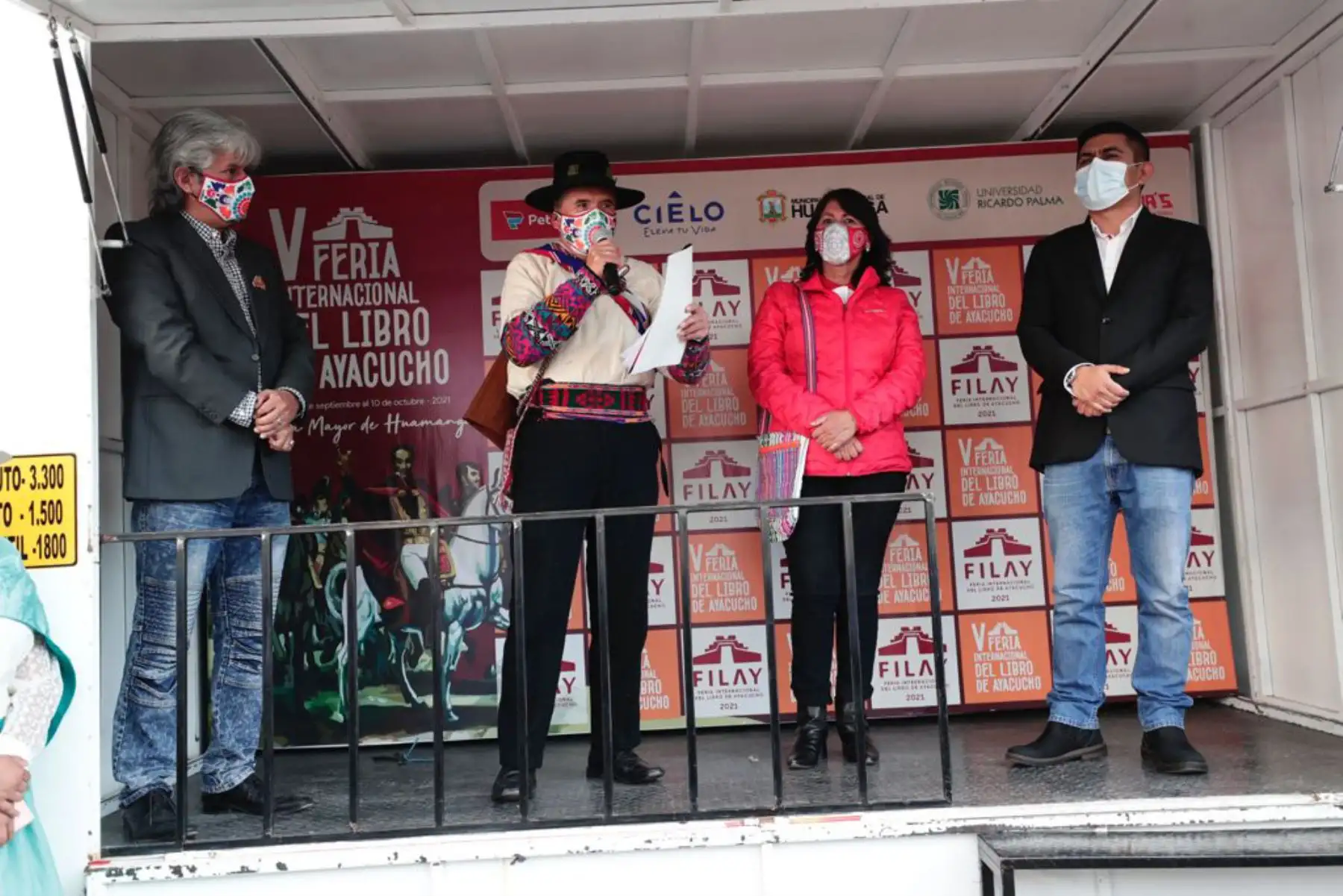 El ministro Ciro Gálvez, participó en la inauguración de la Feria Internacional del Libro (FILAY). La actividad se desarrolló en la Plaza Mayor de Huamanga, donde el ministro estuvo acompañado por el congresista Alex Flores, presidente de la Comisión de Cultura y Patrimonio Cultural del Congreso de la República; así como de Yuri Gutiérrez, alcalde provincial de Huamanga; Gloria Falconí, vice gobernadora regional de Ayacucho y Willy del Pozo, presidente de la Cámara Peruana del Libro. Foto: ANDINA/ Ministerio de Cultura