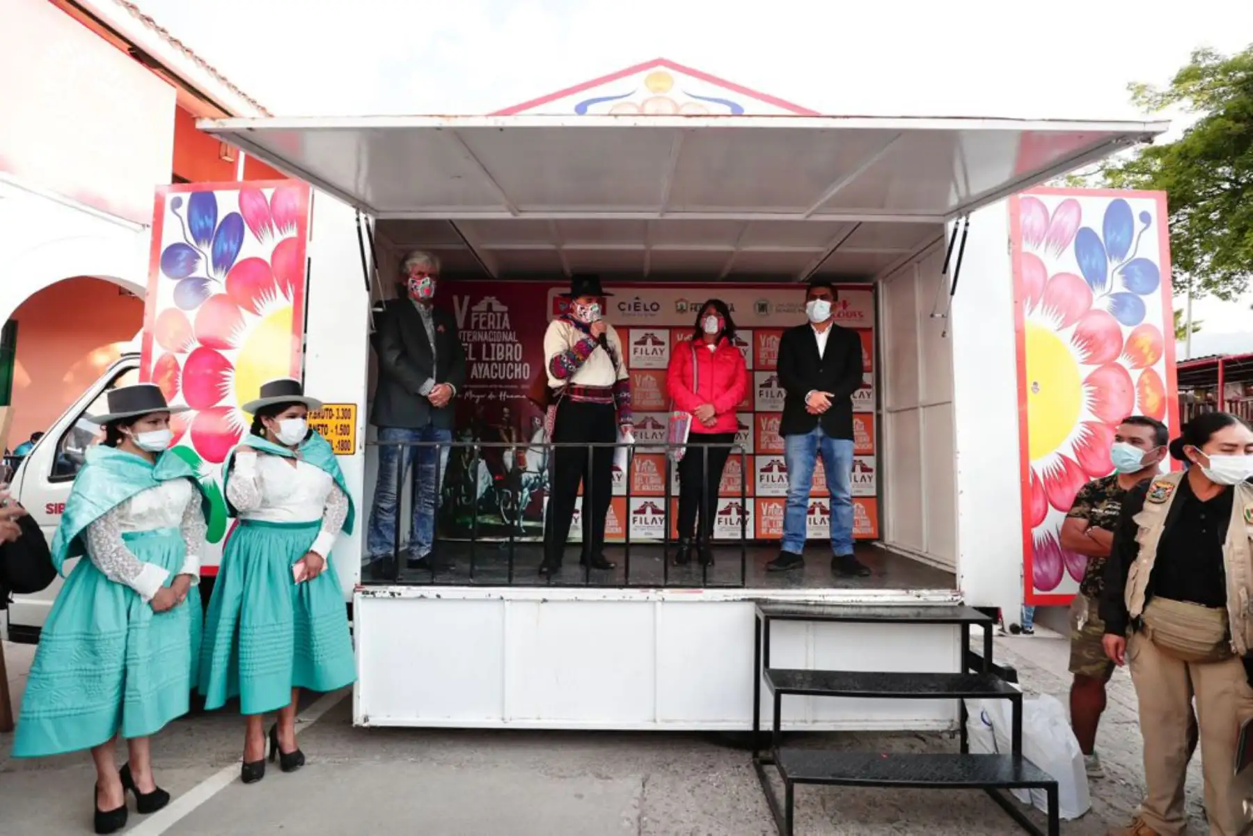 El ministro Ciro Gálvez, participó en la inauguración de la Feria Internacional del Libro (FILAY). La actividad se desarrolló en la Plaza Mayor de Huamanga, donde el ministro estuvo acompañado por el congresista Alex Flores, presidente de la Comisión de Cultura y Patrimonio Cultural del Congreso de la República; así como de Yuri Gutiérrez, alcalde provincial de Huamanga; Gloria Falconí, vice gobernadora regional de Ayacucho y Willy del Pozo, presidente de la Cámara Peruana del Libro. Foto: ANDINA/ Ministerio de Cultura