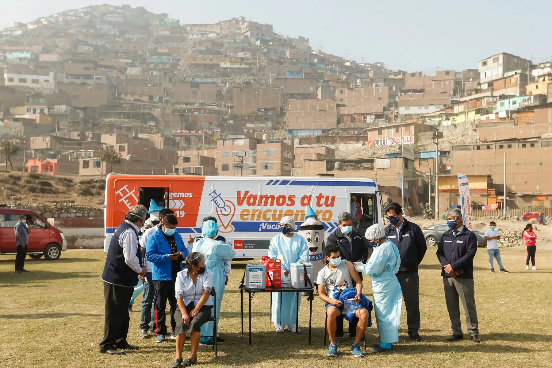 El ministro de Salud, Hernando Cevallos, supervisó la vacunación en el AA.HH. Integración Virgen de Fátima, sector Nueva Jerusalén II, en San Juan de Lurigancho, donde se instalaron puntos de vacunación y mototaxis desplazaron 4 brigadas hasta las zonas más alejadas. Foto: ANDINA/MINSA