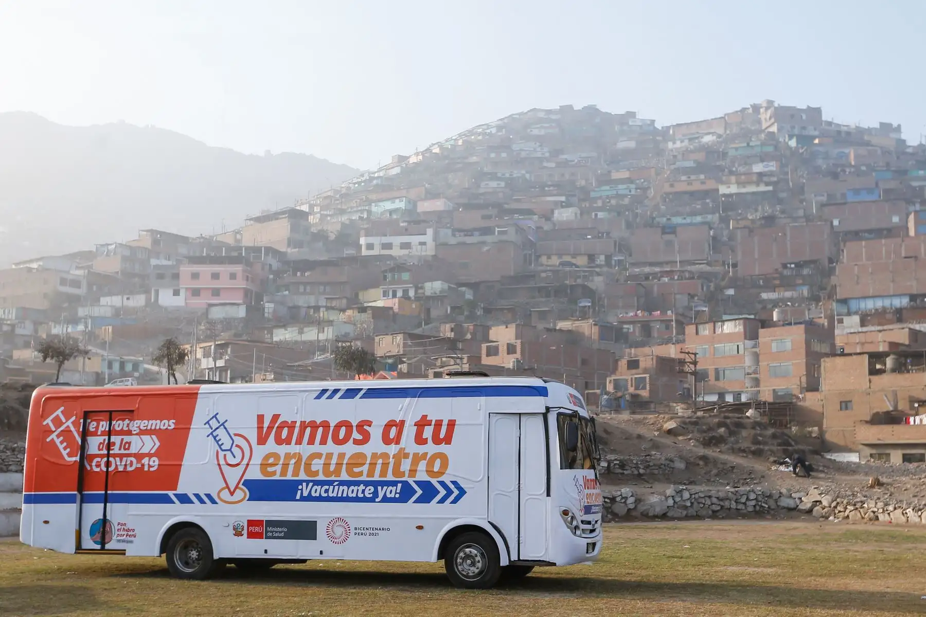 El ministro de Salud, Hernando Cevallos, supervisó la vacunación en el AA.HH. Integración Virgen de Fátima, sector Nueva Jerusalén II, en San Juan de Lurigancho, donde se instalaron puntos de vacunación y mototaxis desplazaron 4 brigadas hasta las zonas más alejadas. Foto: ANDINA/MINSA