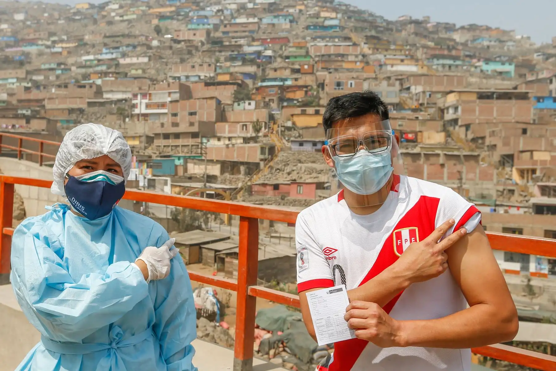 El ministro de Salud, Hernando Cevallos, supervisó la vacunación en el AA.HH. Integración Virgen de Fátima, sector Nueva Jerusalén II, en San Juan de Lurigancho, donde se instalaron puntos de vacunación y mototaxis desplazaron 4 brigadas hasta las zonas más alejadas. Foto: ANDINA/MINSA