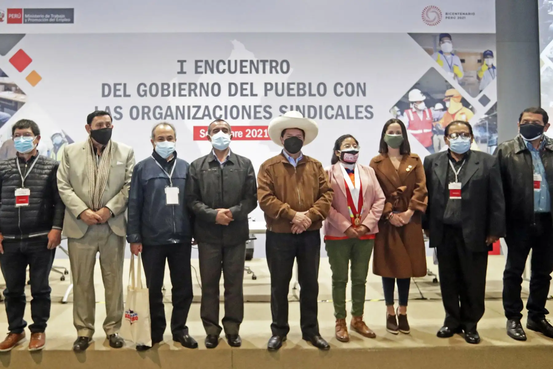 El presidente Pedro Castillo, acompañado por el titular del ministerio de Trabajo Iber Maraví, participa en la clausura del Primer Encuentro del Gobierno del Pueblo con las Organizaciones Sindicales. Foto: ANDINA/ Prensa Presidencia.