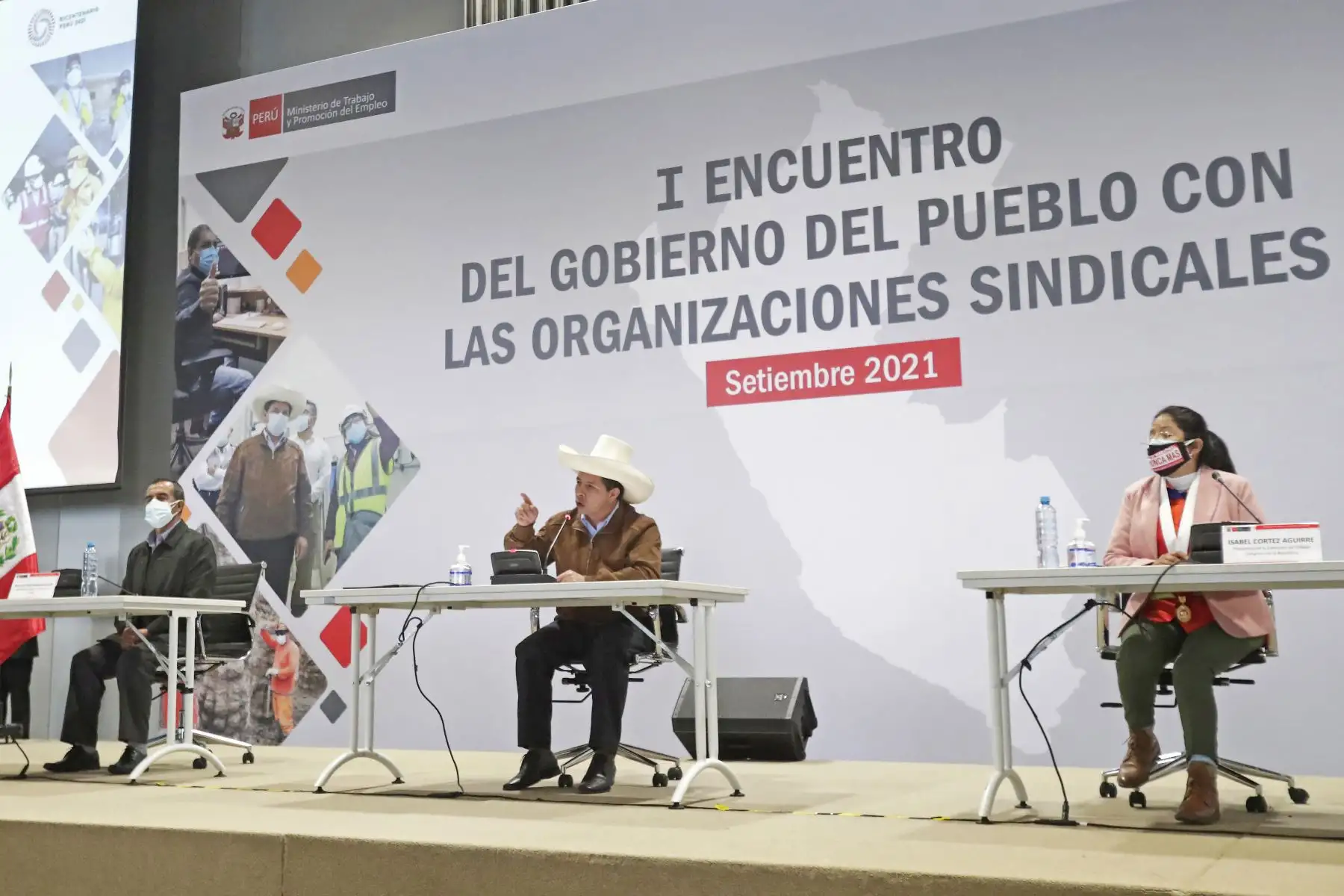 El presidente Pedro Castillo, acompañado por el titular del ministerio de Trabajo Iber Maraví, participa en la clausura del Primer Encuentro del Gobierno del Pueblo con las Organizaciones Sindicales. Foto: ANDINA/ Prensa Presidencia.