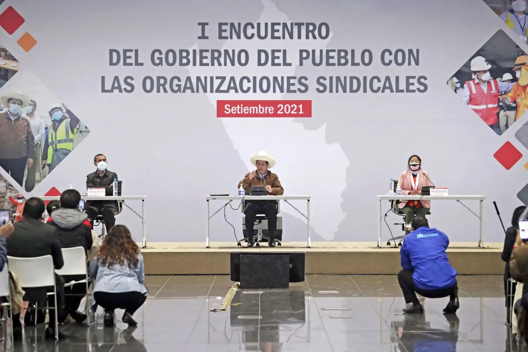 El presidente Pedro Castillo, acompañado por el titular del ministerio de Trabajo Iber Maraví, participa en la clausura del Primer Encuentro del Gobierno del Pueblo con las Organizaciones Sindicales. Foto: ANDINA/ Prensa Presidencia.