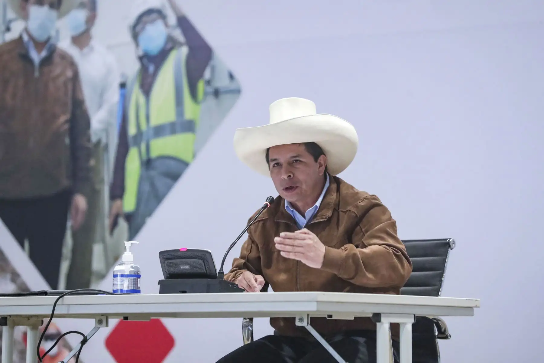 El presidente Pedro Castillo, acompañado por el titular del ministerio de Trabajo Iber Maraví, participa en la clausura del Primer Encuentro del Gobierno del Pueblo con las Organizaciones Sindicales. Foto: ANDINA/ Prensa Presidencia.