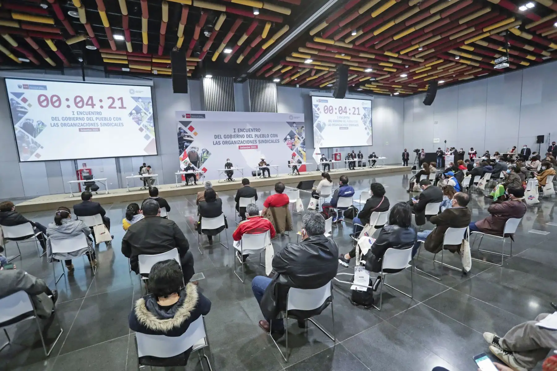 El presidente Pedro Castillo, acompañado por el titular del ministerio de Trabajo Iber Maraví, participa en la clausura del Primer Encuentro del Gobierno del Pueblo con las Organizaciones Sindicales. Foto: ANDINA/ Prensa Presidencia.