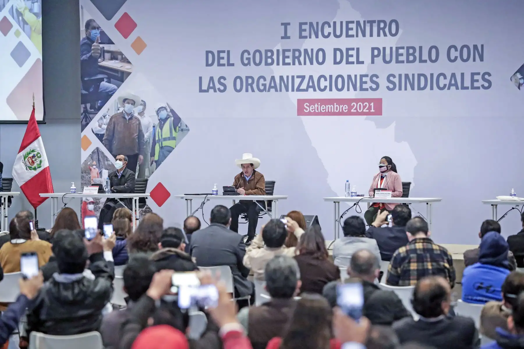 El presidente Pedro Castillo, acompañado por el titular del ministerio de Trabajo Iber Maraví, participa en la clausura del Primer Encuentro del Gobierno del Pueblo con las Organizaciones Sindicales. Foto: ANDINA/ Prensa Presidencia.
