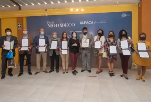 Empresas arequipeñas del rubro textil recibieron resoluciones y constancias de Marca País y Marca Arequipa que otorga PromPerú y la Gerencia Regional de Comercio Exterior y Turismo, respectivamente, lo que les permitirá contribuir a la difusión y posicionamiento de la Ciudad Blanca en el exterior.