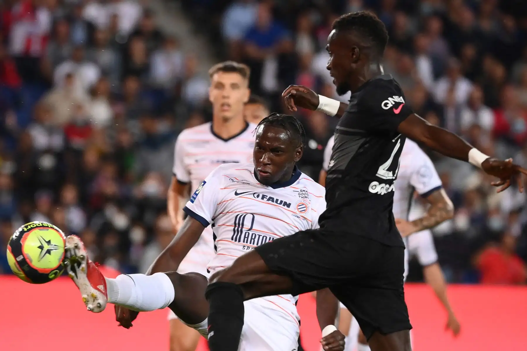 El centrocampista francés de Montpellier Junior Sambia y el centrocampista senegalés del Paris Saint-Germain Idrissa Gueye luchan por el balón durante el partido de fútbol francés L1 entre Paris Saint-Germain (PSG) y Montpellier (MHSC).
Foto: AFP
