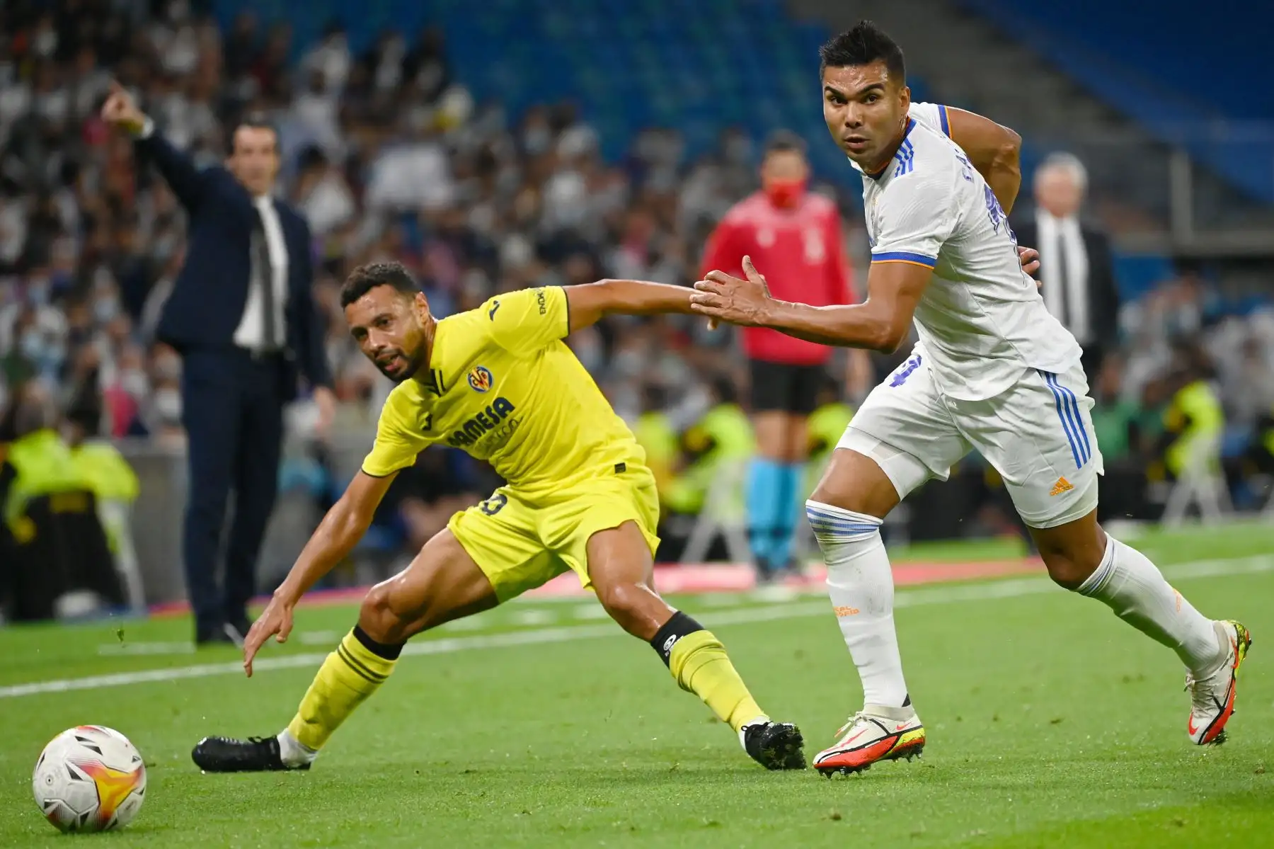 El centrocampista francés del Villarreal Francis Coquelin compite con el mediocampista brasileño del Real Madrid Casemiro durante el partido de fútbol de la Liga española entre el Real Madrid y el Villarreal.
Foto: AFP