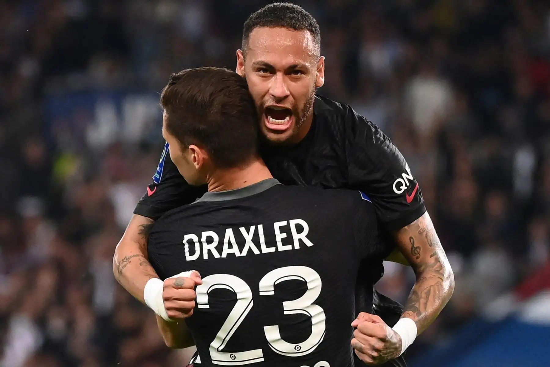 El centrocampista alemán del Paris Saint-Germain Julian Draxler celebra con el delantero brasileño del Paris Saint-Germain Neymar tras marcar un gol durante el partido de fútbol francés L1 entre Paris Saint-Germain (PSG) y Montpellier (MHSC).
Foto: AFP