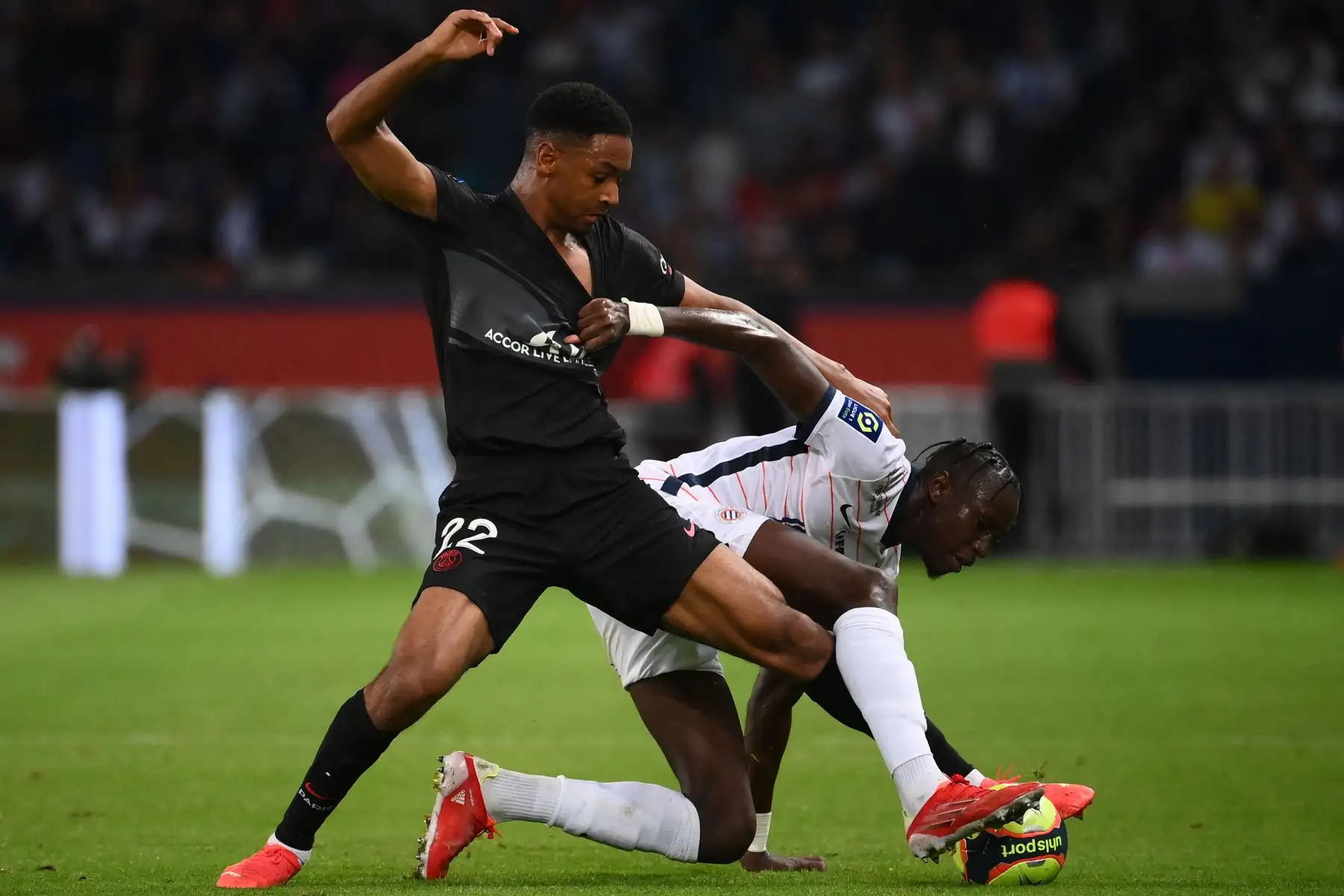 El defensor francés del Paris Saint-Germain Abdou Diallo y el centrocampista francés de Montpellier Junior Sambia (R) luchan por el balón durante el partido de fútbol francés L1 entre el Paris Saint-Germain (PSG) y Montpellier (MHSC).
Foto: AFP