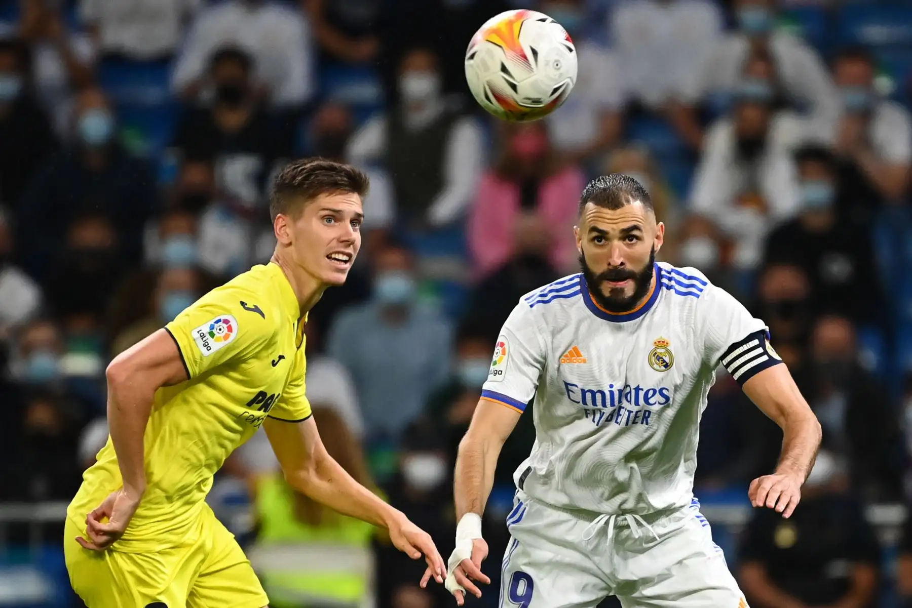 El defensor argentino del Villarreal Juan Foyth compite con el delantero francés del Real Madrid Karim Benzema durante el partido de fútbol de la Liga española entre el Real Madrid y el Villarreal. 
Foto: AFP