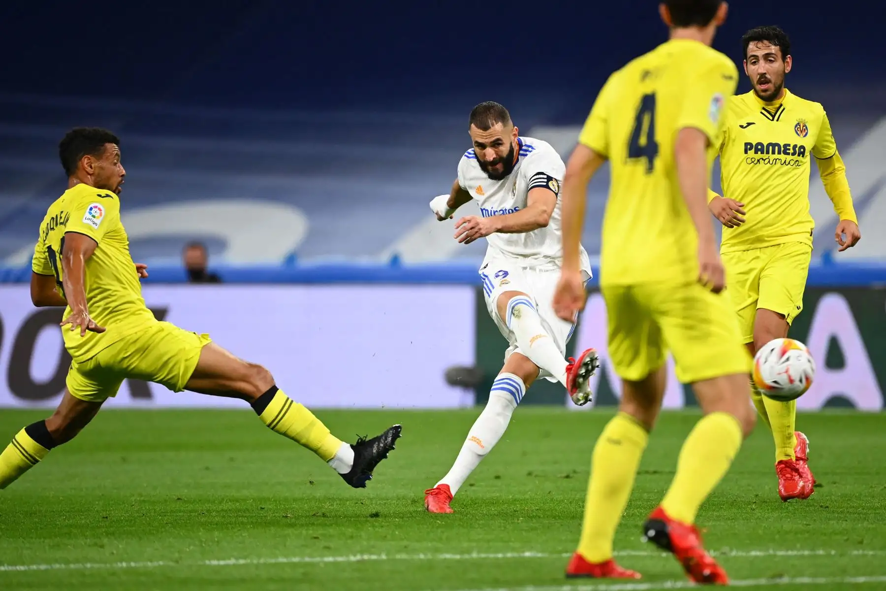 El centrocampista francés del Villarreal Francis Coquelin desafía al delantero francés del Real Madrid Karim Benzema durante el partido de fútbol de la Liga española entre el Real Madrid y el Villarreal.
Foto: AFP
