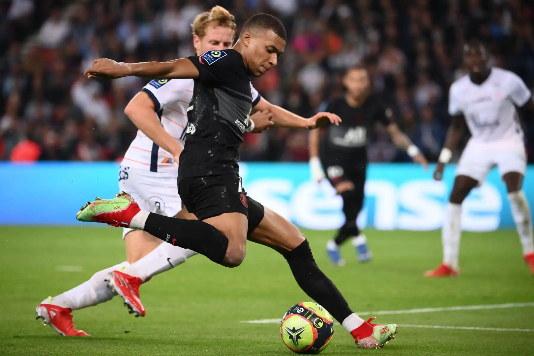 El delantero francés del Paris Saint-Germain, Kylian Mbappé, dispara el balón durante el partido de fútbol francés L1 entre el Paris Saint-Germain (PSG) y el Montpellier (MHSC).
Foto: AFP