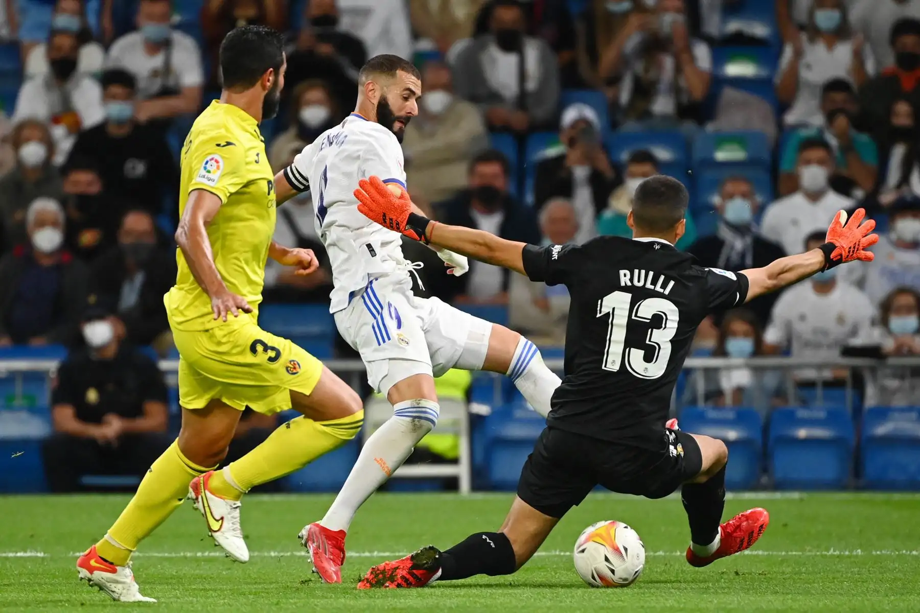 El delantero francés del Real Madrid Karim Benzema compite con el portero argentino del Villarreal Geronimo Rulli durante el partido de fútbol de la Liga española entre el Real Madrid y el Villarreal.
Foto: AFP