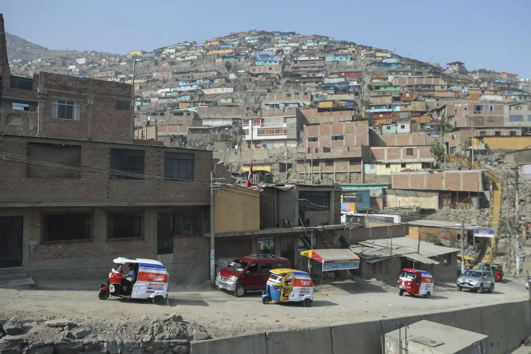 Brigadas del Ministerio de Salud, continúan con la campaña “Vamos a tu encuentro, Vacúnate Ya”.  Vacunación casa por casa en los alrededores del AAHH Cruz de Motupe en San Juan de Lurigancho. El personal de salud se moviliza mediante Mototaxis y a pie, que facilitan el traslado y acceso a las zonas alejadas de donde se realiza la campaña integral. Foto: ANDINA/Carla Patiño