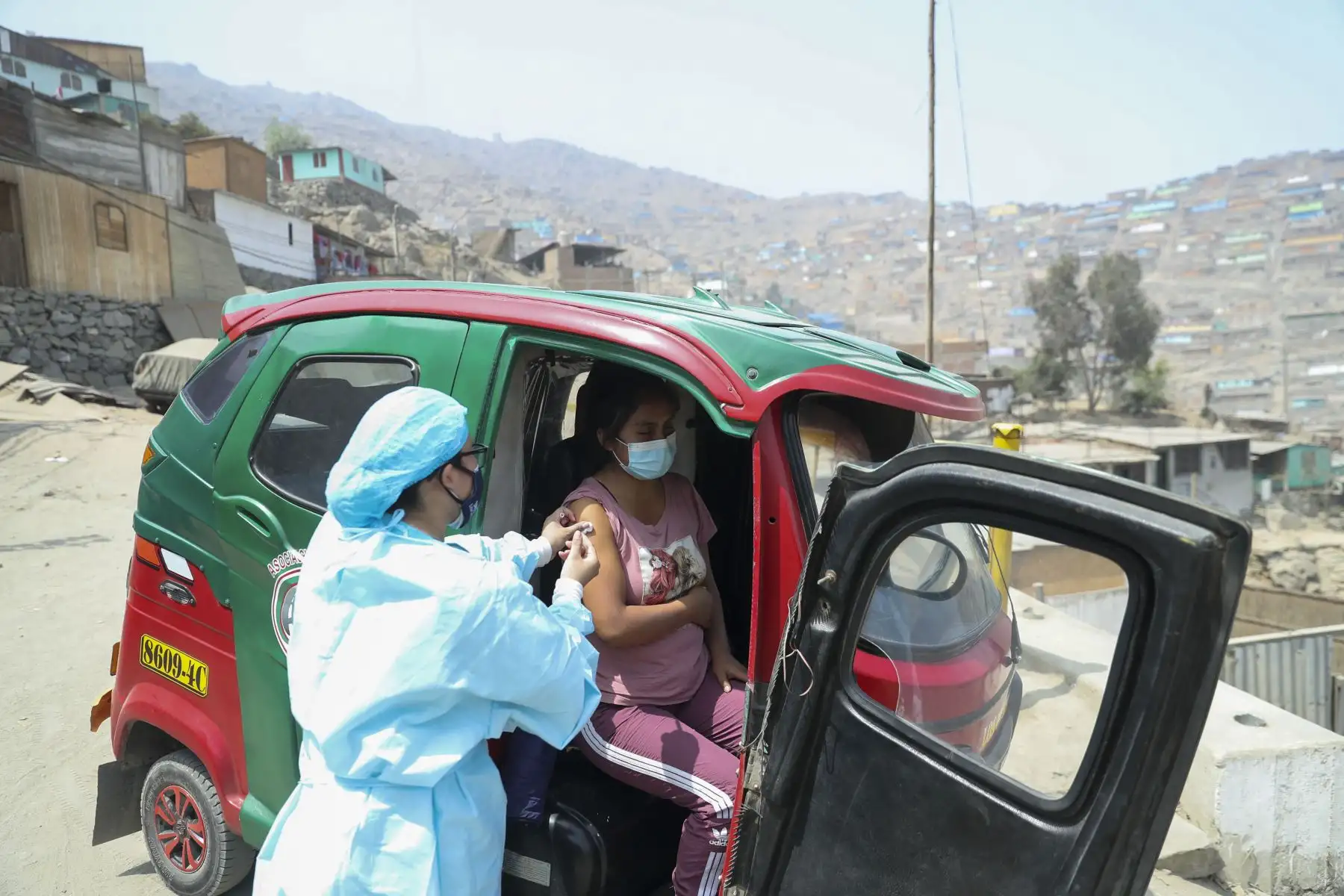 Brigadas del Ministerio de Salud, continúan con la campaña “Vamos a tu encuentro, Vacúnate Ya”.  Vacunación casa por casa en los alrededores del AAHH Cruz de Motupe en San Juan de Lurigancho. El personal de salud se moviliza mediante Mototaxis y a pie, que facilitan el traslado y acceso a las zonas alejadas de donde se realiza la campaña integral. Foto: ANDINA/Carla Patiño