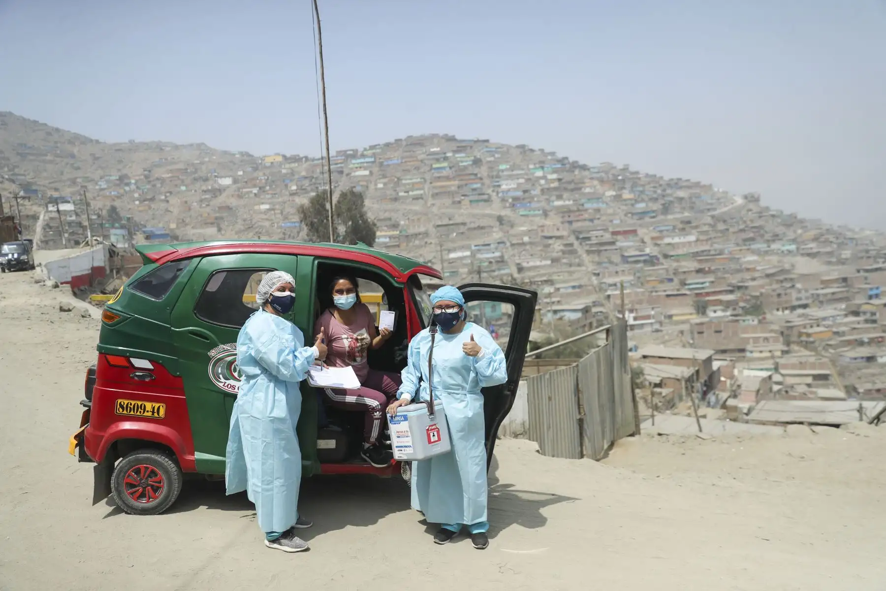 Brigadas del Ministerio de Salud, continúan con la campaña “Vamos a tu encuentro, Vacúnate Ya”.  Vacunación casa por casa en los alrededores del AAHH Cruz de Motupe en San Juan de Lurigancho. El personal de salud se moviliza mediante Mototaxis y a pie, que facilitan el traslado y acceso a las zonas alejadas de donde se realiza la campaña integral. Foto: ANDINA/Carla Patiño