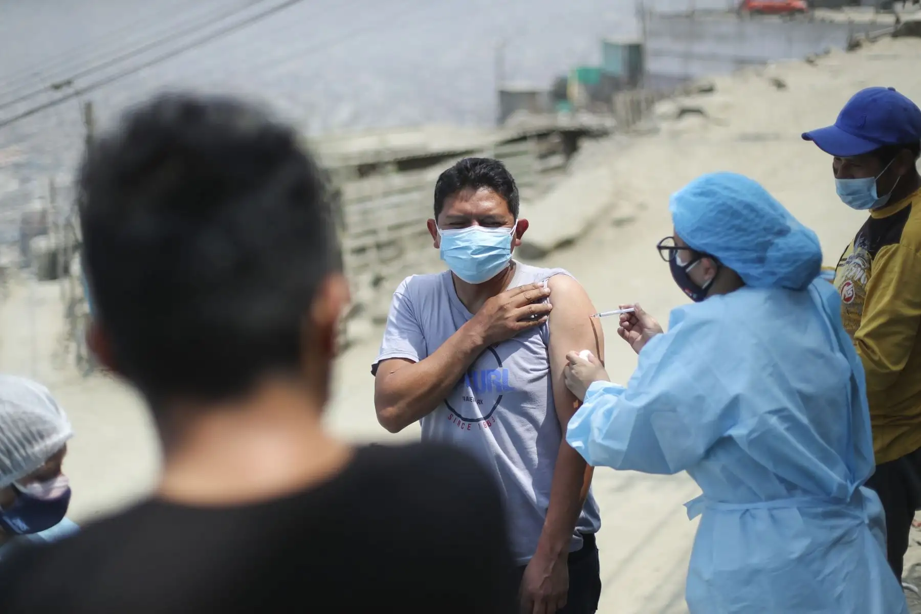 Brigadas del Ministerio de Salud, continúan con la campaña “Vamos a tu encuentro, Vacúnate Ya”.  Vacunación casa por casa en los alrededores del AAHH Cruz de Motupe en San Juan de Lurigancho. El personal de salud se moviliza mediante Mototaxis y a pie, que facilitan el traslado y acceso a las zonas alejadas de donde se realiza la campaña integral. Foto: ANDINA/Carla Patiño