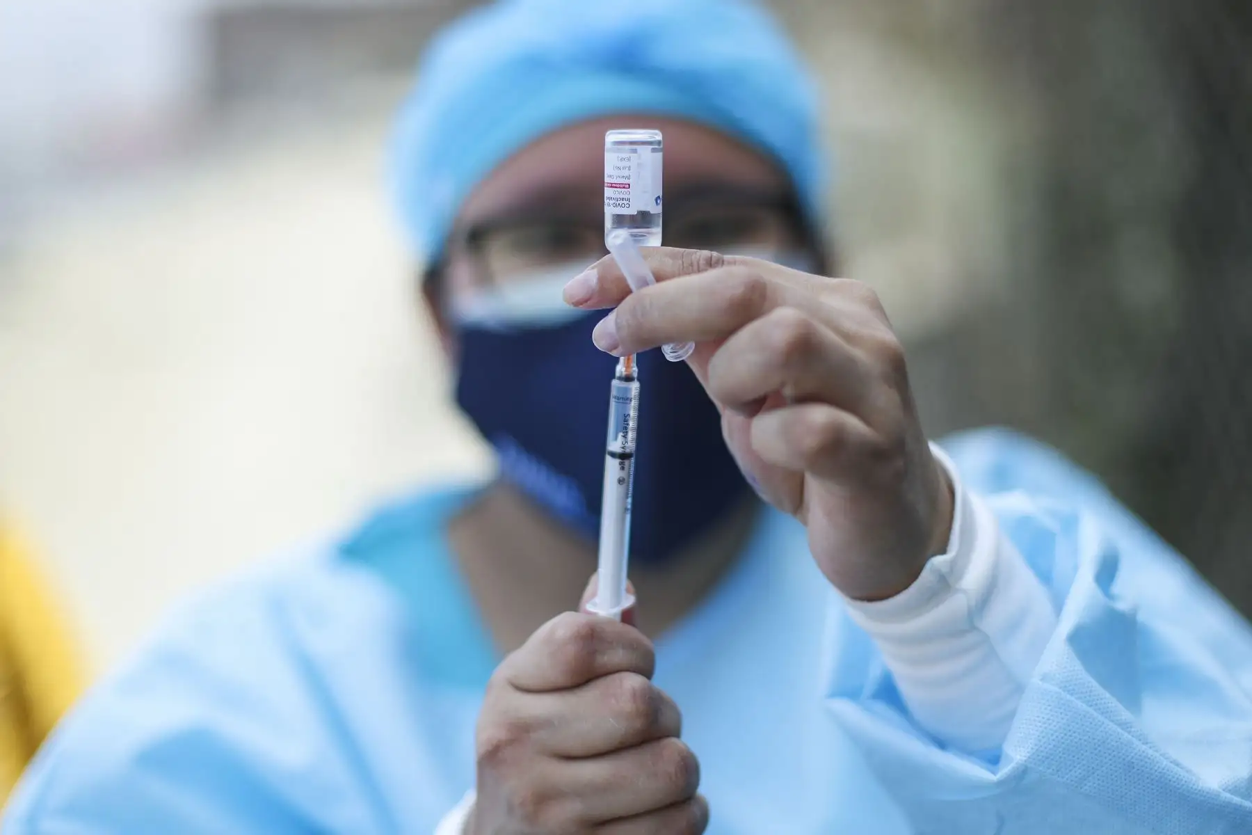 Brigadas del Ministerio de Salud, continúan con la campaña “Vamos a tu encuentro, Vacúnate Ya”.  Vacunación casa por casa en los alrededores del AAHH Cruz de Motupe en San Juan de Lurigancho. El personal de salud se moviliza mediante Mototaxis y a pie, que facilitan el traslado y acceso a las zonas alejadas de donde se realiza la campaña integral. Foto: ANDINA/Carla Patiño