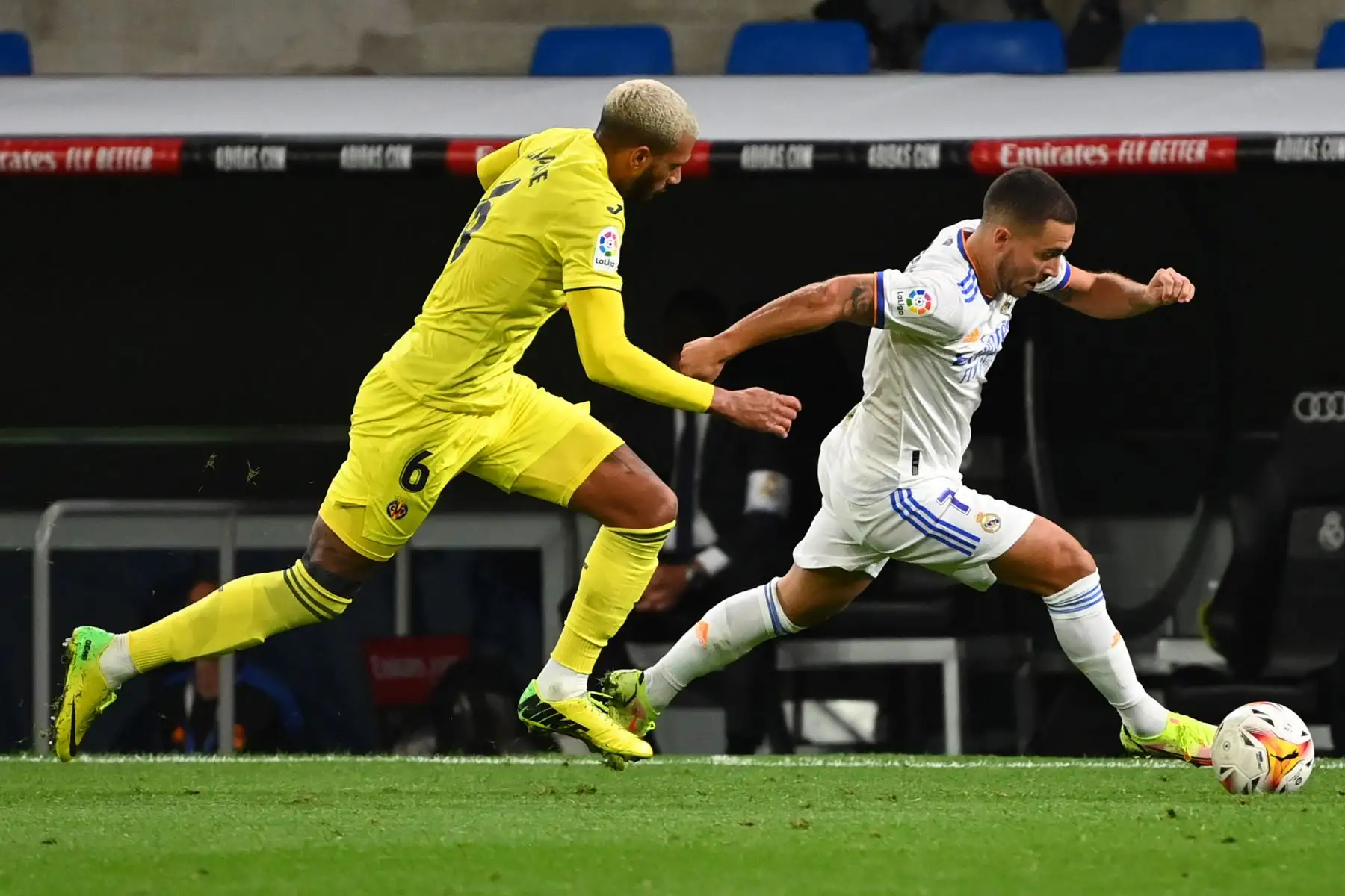 El centrocampista francés del Villarreal Etienne Capoue desafía al delantero belga del Real Madrid Eden Hazard durante el partido de fútbol de la Liga española entre el Real Madrid y el Villarreal.
Foto: AFP