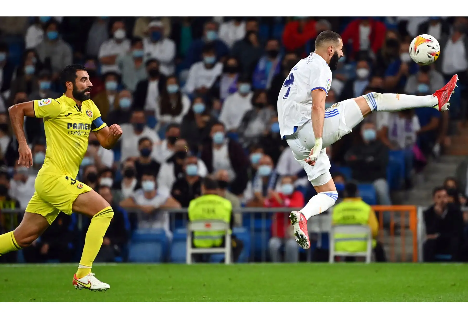 El delantero francés del Real Madrid Karim Benzema patea el balón cuando el defensor español del Villarreal Raúl Albiol se acerca durante el partido de fútbol de la Liga española entre el Real Madrid y el Villarreal.
Foto: AFP