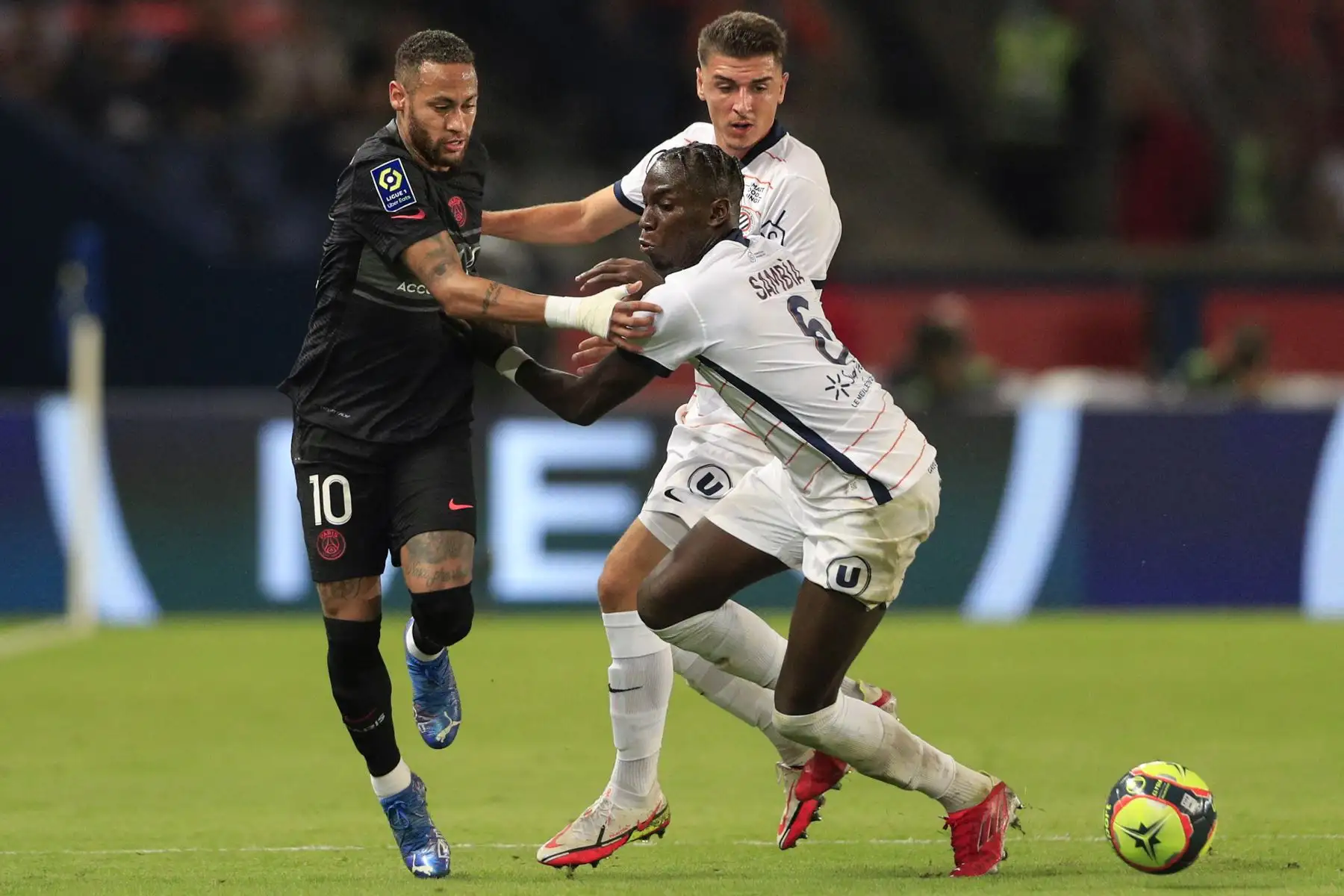 El delantero brasileño del Paris Saint-Germain Neymar lucha por el balón con el centrocampista francés de Montpellier Junior Sambia  durante el partido de fútbol francés L1 entre el Paris Saint-Germain (PSG) y Montpellier (MHSC).
Foto: AFP