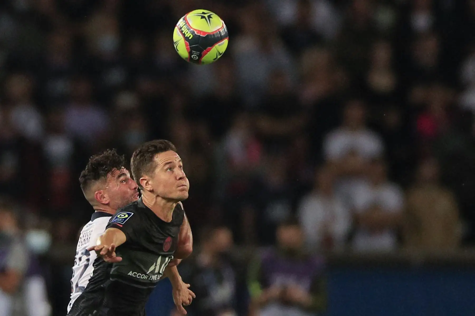 El defensa uruguayo de Montpellier Mathias Suarez y el centrocampista español del Paris Saint-Germain Ander Herrera luchan por el balón durante el partido de fútbol francés L1 entre Paris Saint-Germain (PSG) y Montpellier (MHSC).
Foto: AFP